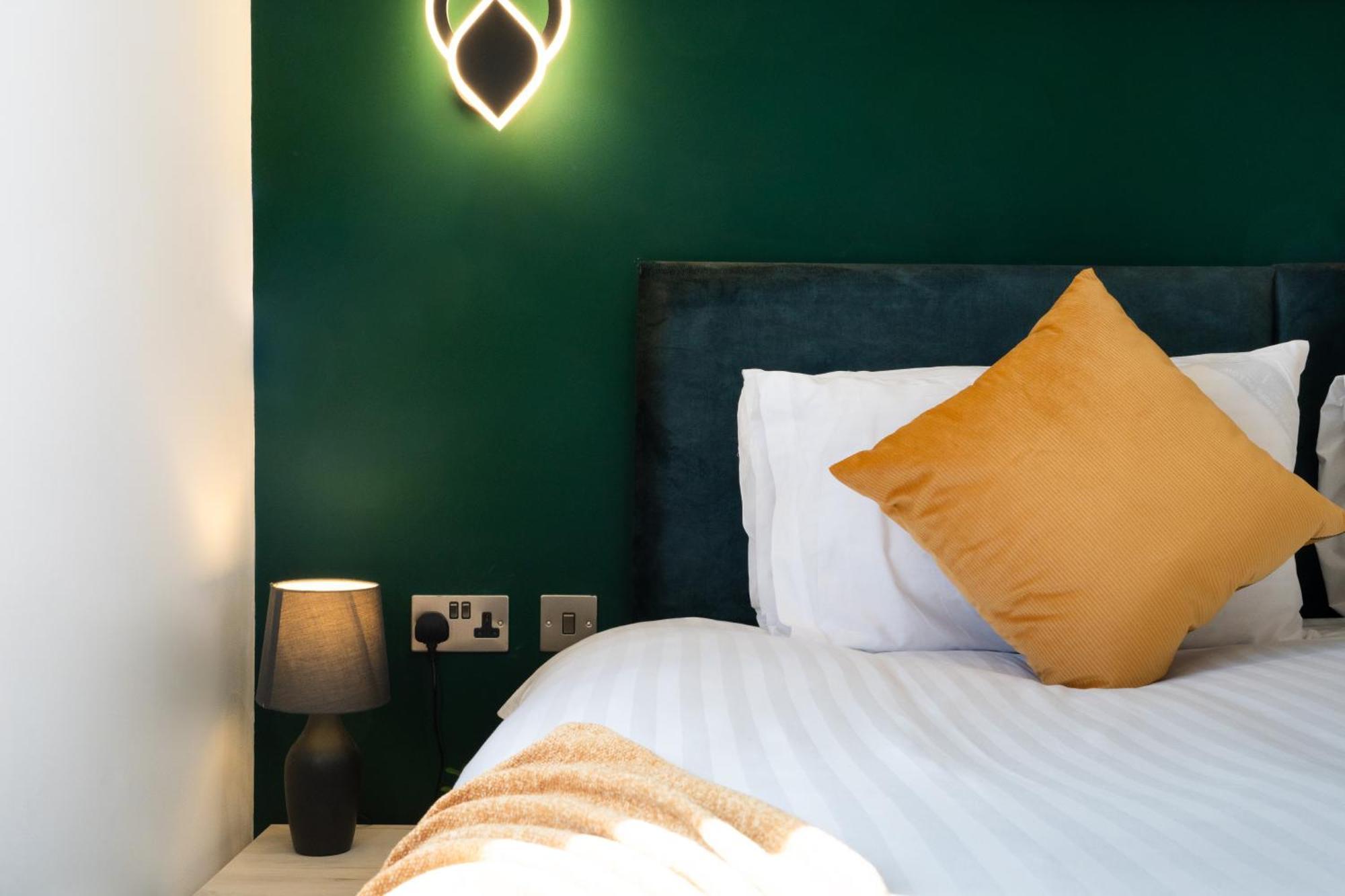 Studio & 1 Bedroom Apartments - Pe1 - Contractor Friendly - Free Parking - Sofa Beds - Sky Tv - Full Kitchen - Washer Dryer - Wifi *