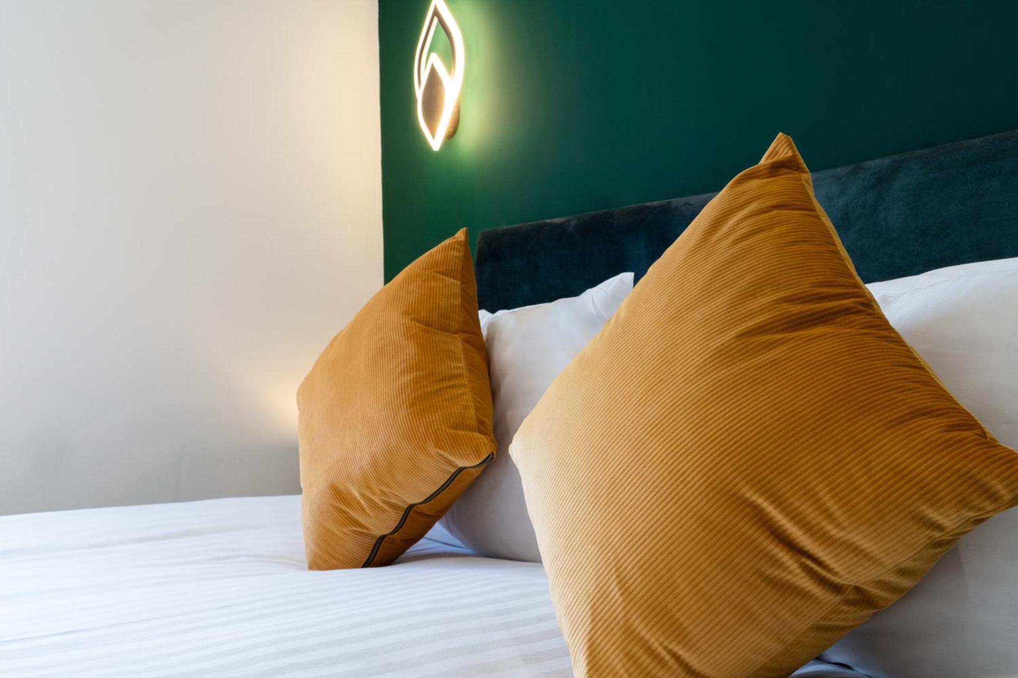 Studio & 1 Bedroom Apartments - Pe1 - Contractor Friendly - Free Parking - Sofa Beds - Sky Tv - Full Kitchen - Washer Dryer - Wifi