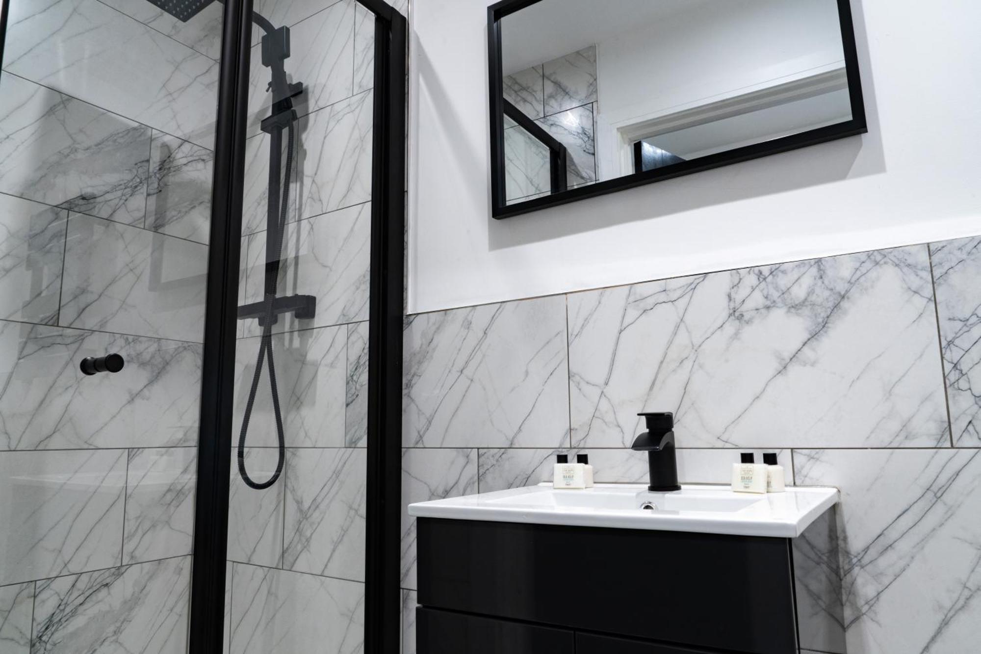 Aparthotel Studio & 1 Bedroom Apartments - Pe1 - Contractor Friendly - Free Parking - Sofa Beds - Sky Tv - Full Kitchen - Washer Dryer - Wifi