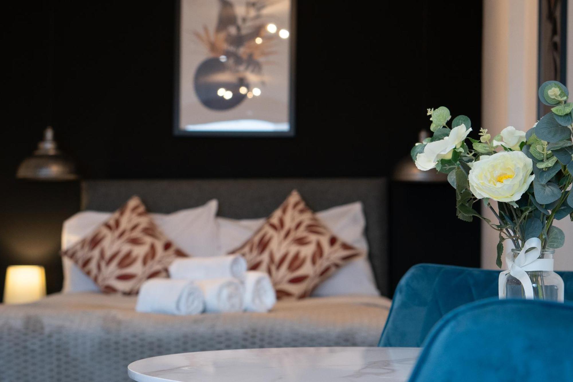 Aparthotel Studio & 1 Bedroom Apartments - Pe1 - Contractor Friendly - Free Parking - Sofa Beds - Sky Tv - Full Kitchen - Washer Dryer - Wifi