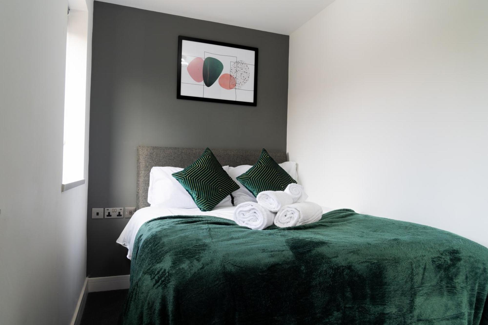Studio & 1 Bedroom Apartments - Pe1 - Contractor Friendly - Free Parking - Sofa Beds - Sky Tv - Full Kitchen - Washer Dryer - Wifi *
