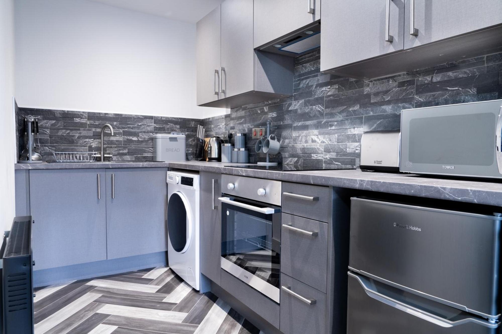 Studio & 1 Bedroom Apartments - Pe1 - Contractor Friendly - Free Parking - Sofa Beds - Sky Tv - Full Kitchen - Washer Dryer - Wifi Aparthotel