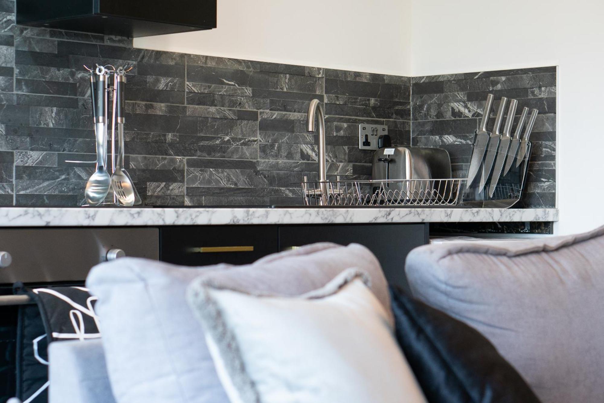 Aparthotel Studio & 1 Bedroom Apartments - Pe1 - Contractor Friendly - Free Parking - Sofa Beds - Sky Tv - Full Kitchen - Washer Dryer - Wifi *