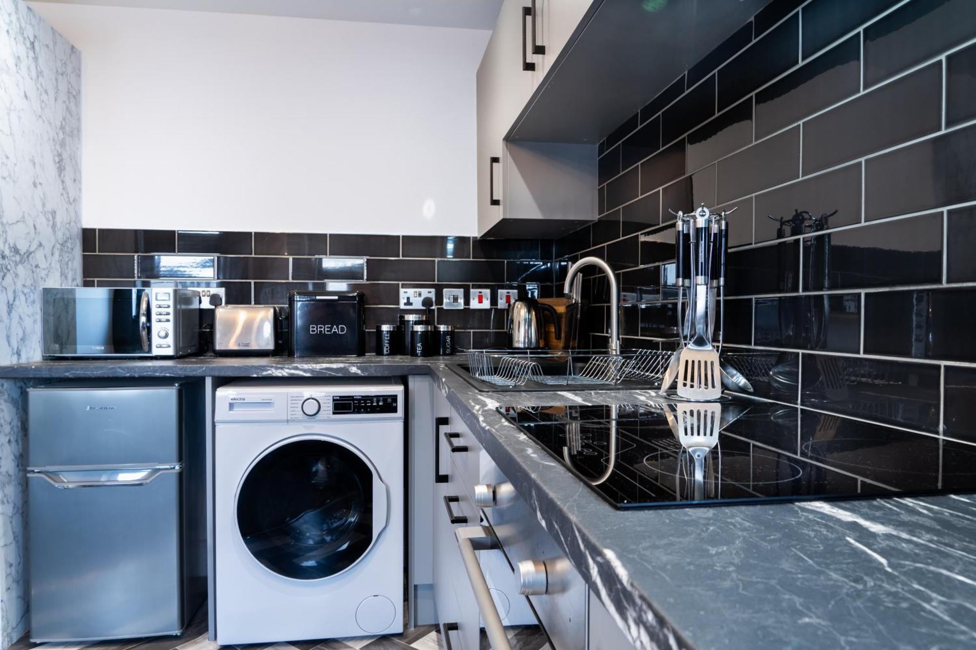 Aparthotel Studio & 1 Bedroom Apartments - Pe1 - Contractor Friendly - Free Parking - Sofa Beds - Sky Tv - Full Kitchen - Washer Dryer - Wifi Peterborough