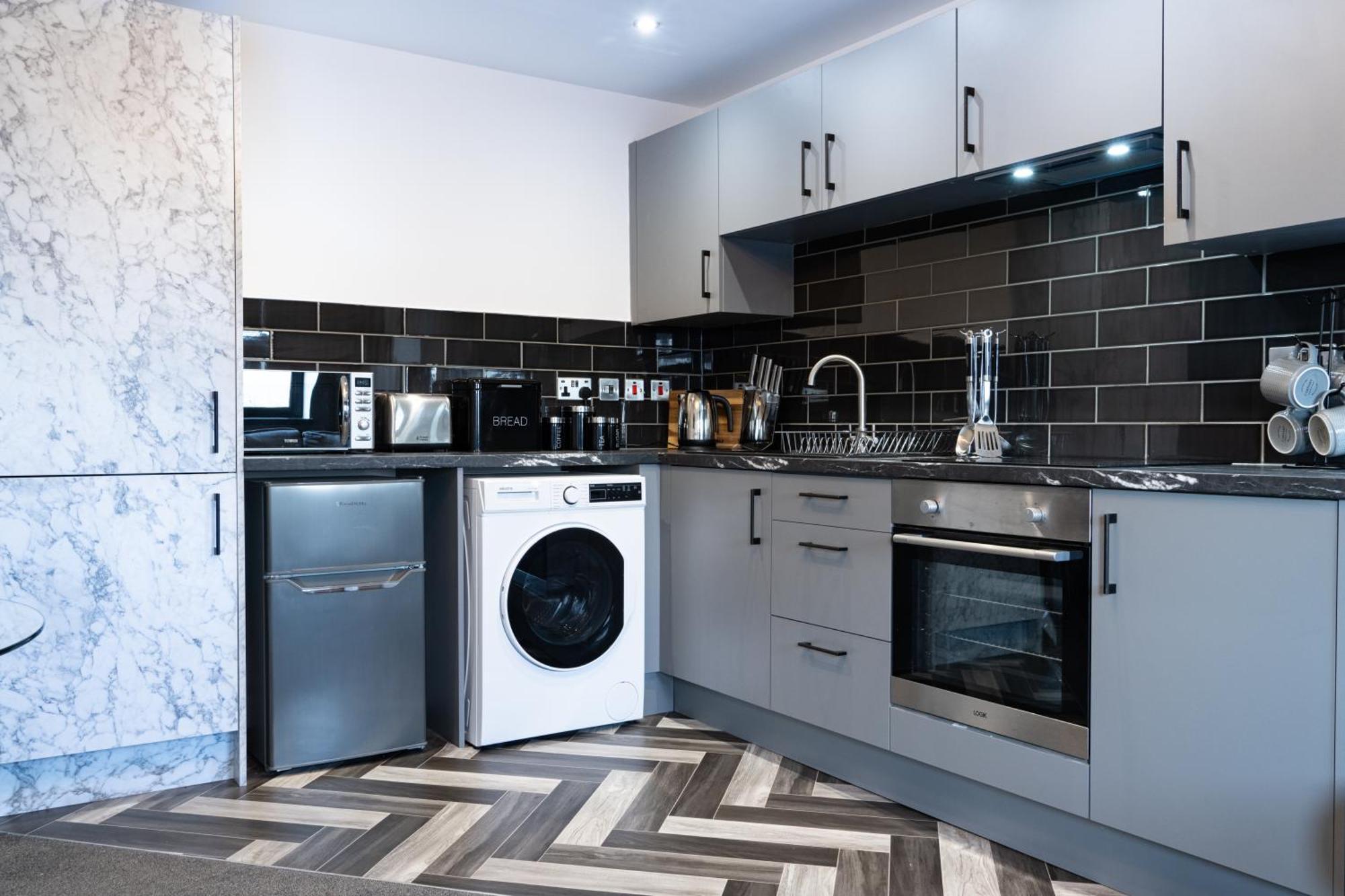 Studio & 1 Bedroom Apartments - Pe1 - Contractor Friendly - Free Parking - Sofa Beds - Sky Tv - Full Kitchen - Washer Dryer - Wifi *