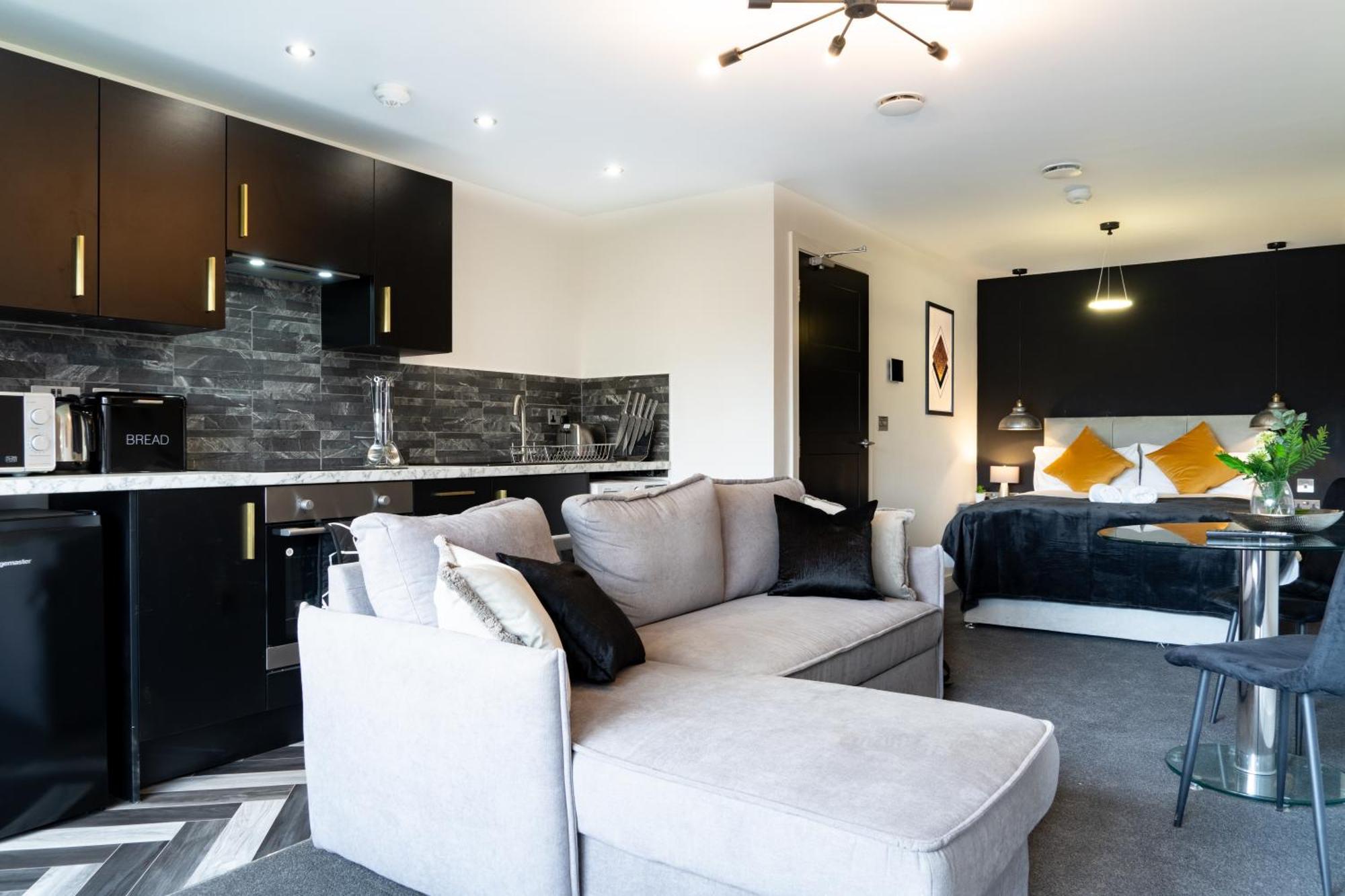 Studio & 1 Bedroom Apartments - Pe1 - Contractor Friendly - Free Parking - Sofa Beds - Sky Tv - Full Kitchen - Washer Dryer - Wifi