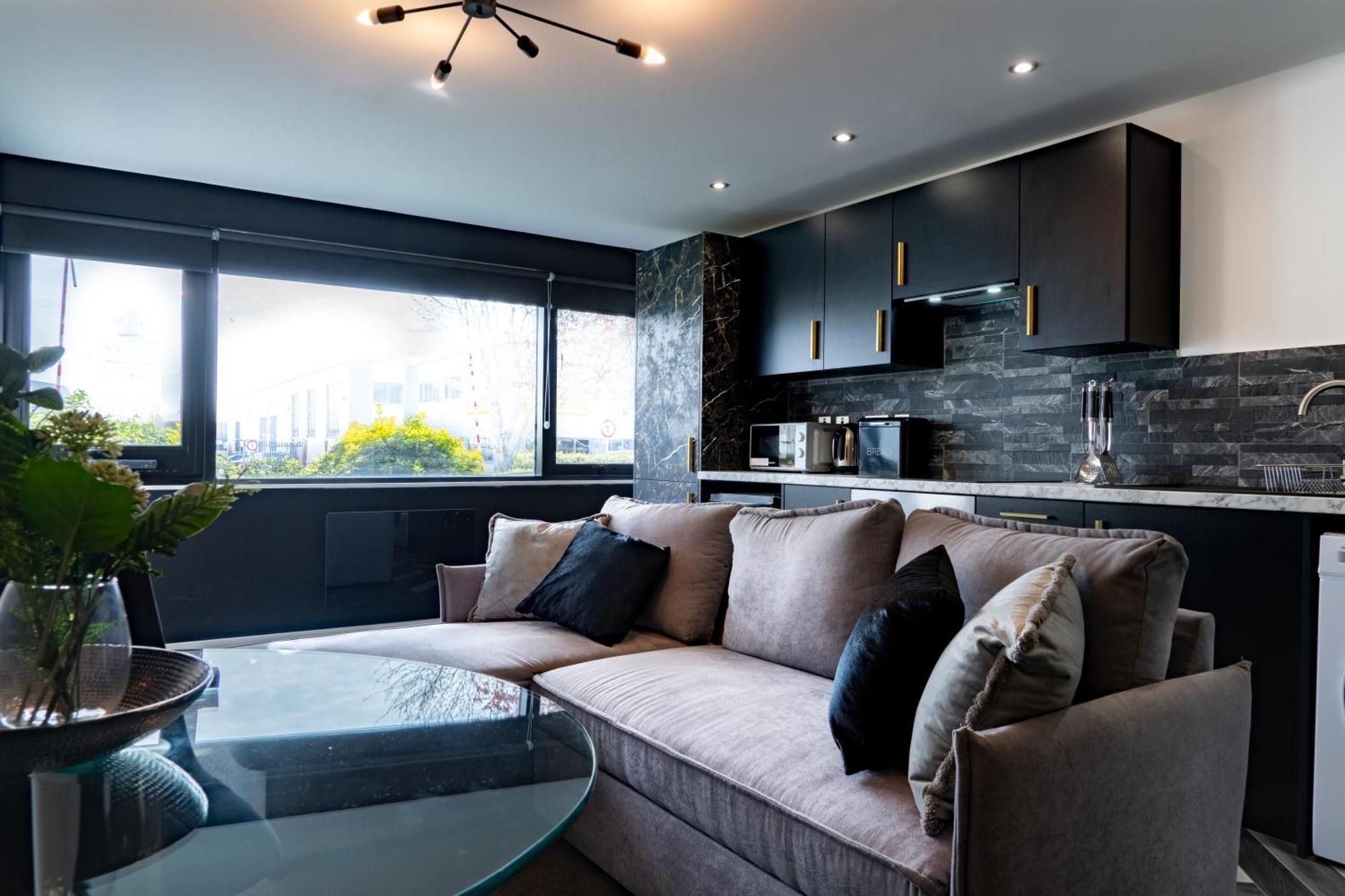 Studio & 1 Bedroom Apartments - Pe1 - Contractor Friendly - Free Parking - Sofa Beds - Sky Tv - Full Kitchen - Washer Dryer - Wifi Aparthotel *