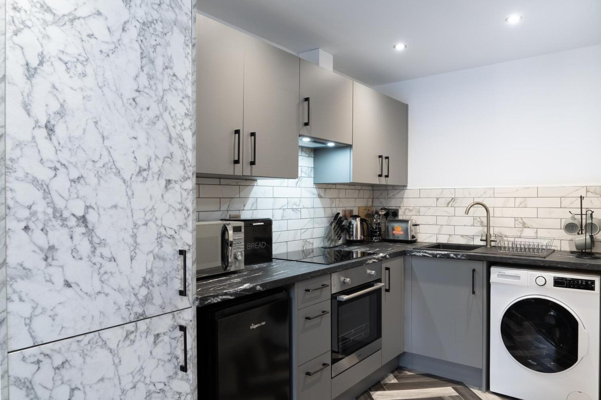 Studio & 1 Bedroom Apartments - Pe1 - Contractor Friendly - Free Parking - Sofa Beds - Sky Tv - Full Kitchen - Washer Dryer - Wifi * Peterborough