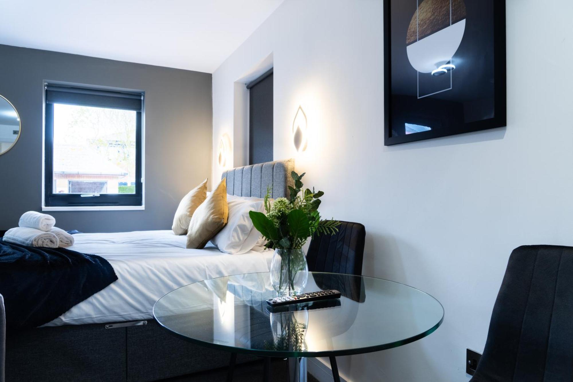 Studio & 1 Bedroom Apartments - Pe1 - Contractor Friendly - Free Parking - Sofa Beds - Sky Tv - Full Kitchen - Washer Dryer - Wifi * Peterborough