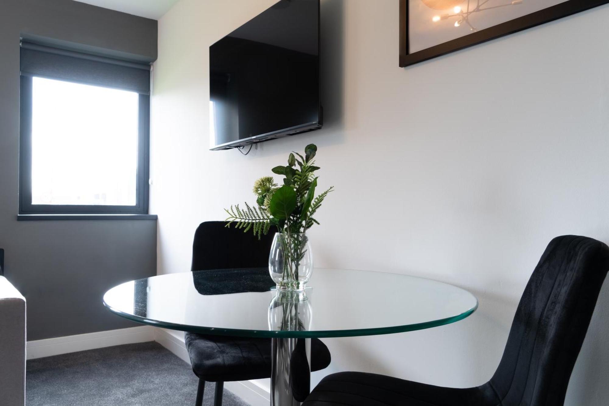 Studio & 1 Bedroom Apartments - Pe1 - Contractor Friendly - Free Parking - Sofa Beds - Sky Tv - Full Kitchen - Washer Dryer - Wifi * Peterborough