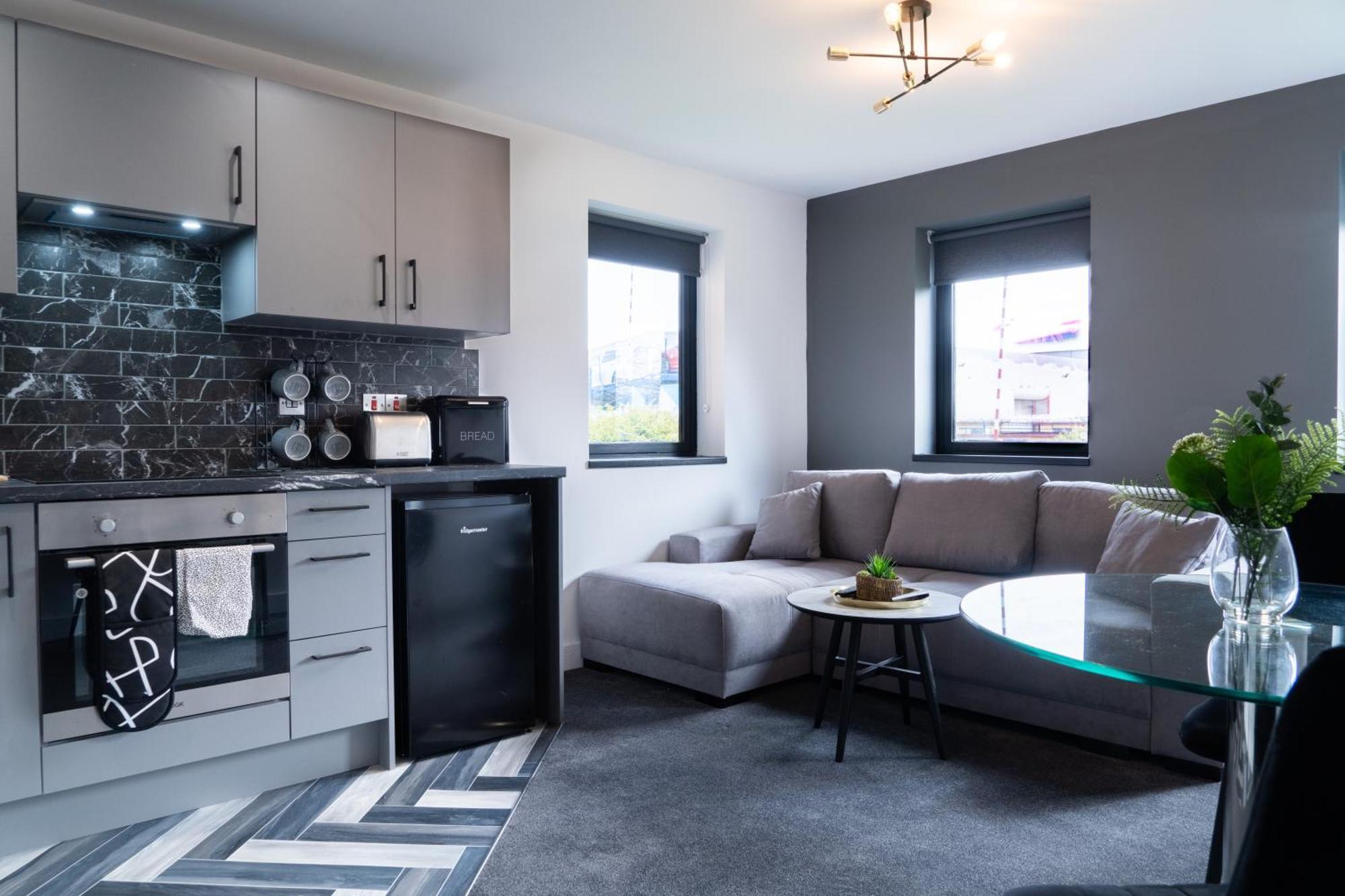 Studio & 1 Bedroom Apartments - Pe1 - Contractor Friendly - Free Parking - Sofa Beds - Sky Tv - Full Kitchen - Washer Dryer - Wifi