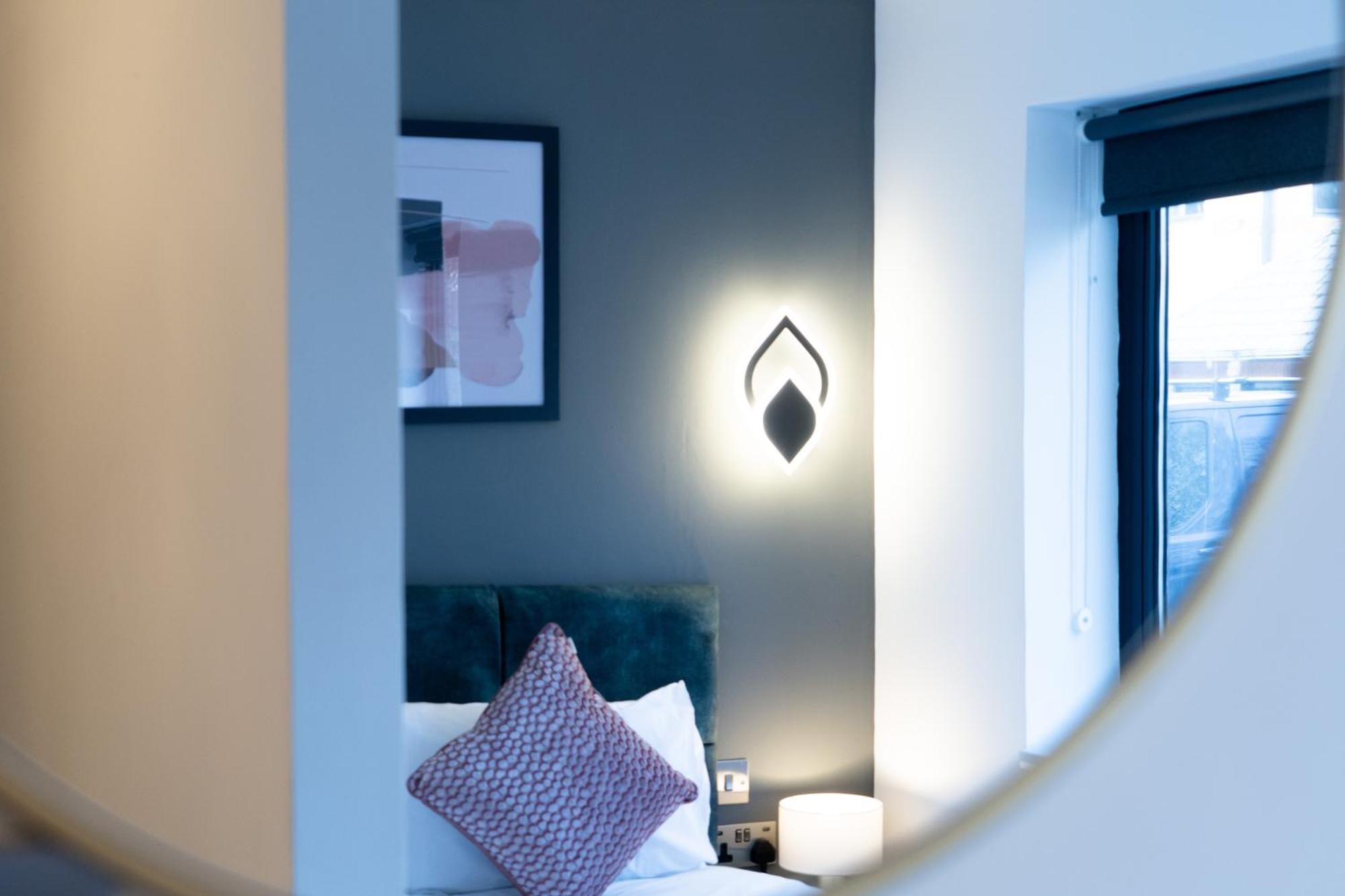 Studio & 1 Bedroom Apartments - Pe1 - Contractor Friendly - Free Parking - Sofa Beds - Sky Tv - Full Kitchen - Washer Dryer - Wifi *