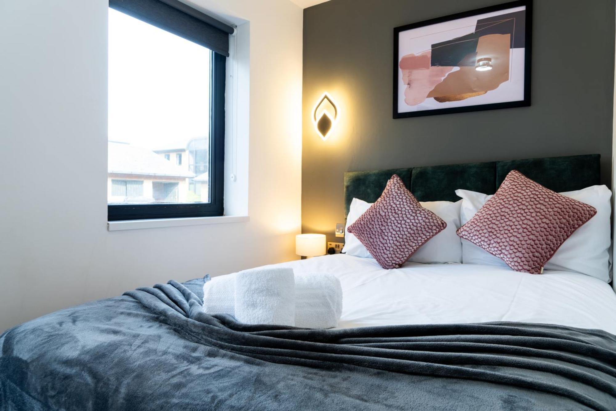 Studio & 1 Bedroom Apartments - Pe1 - Contractor Friendly - Free Parking - Sofa Beds - Sky Tv - Full Kitchen - Washer Dryer - Wifi *