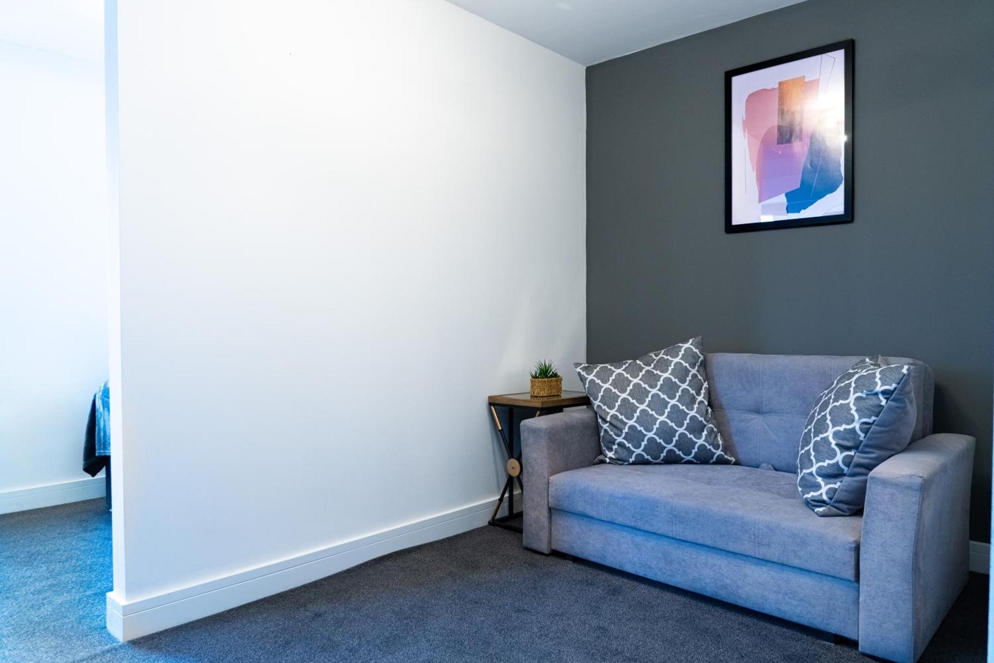 Studio & 1 Bedroom Apartments - Pe1 - Contractor Friendly - Free Parking - Sofa Beds - Sky Tv - Full Kitchen - Washer Dryer - Wifi * Peterborough