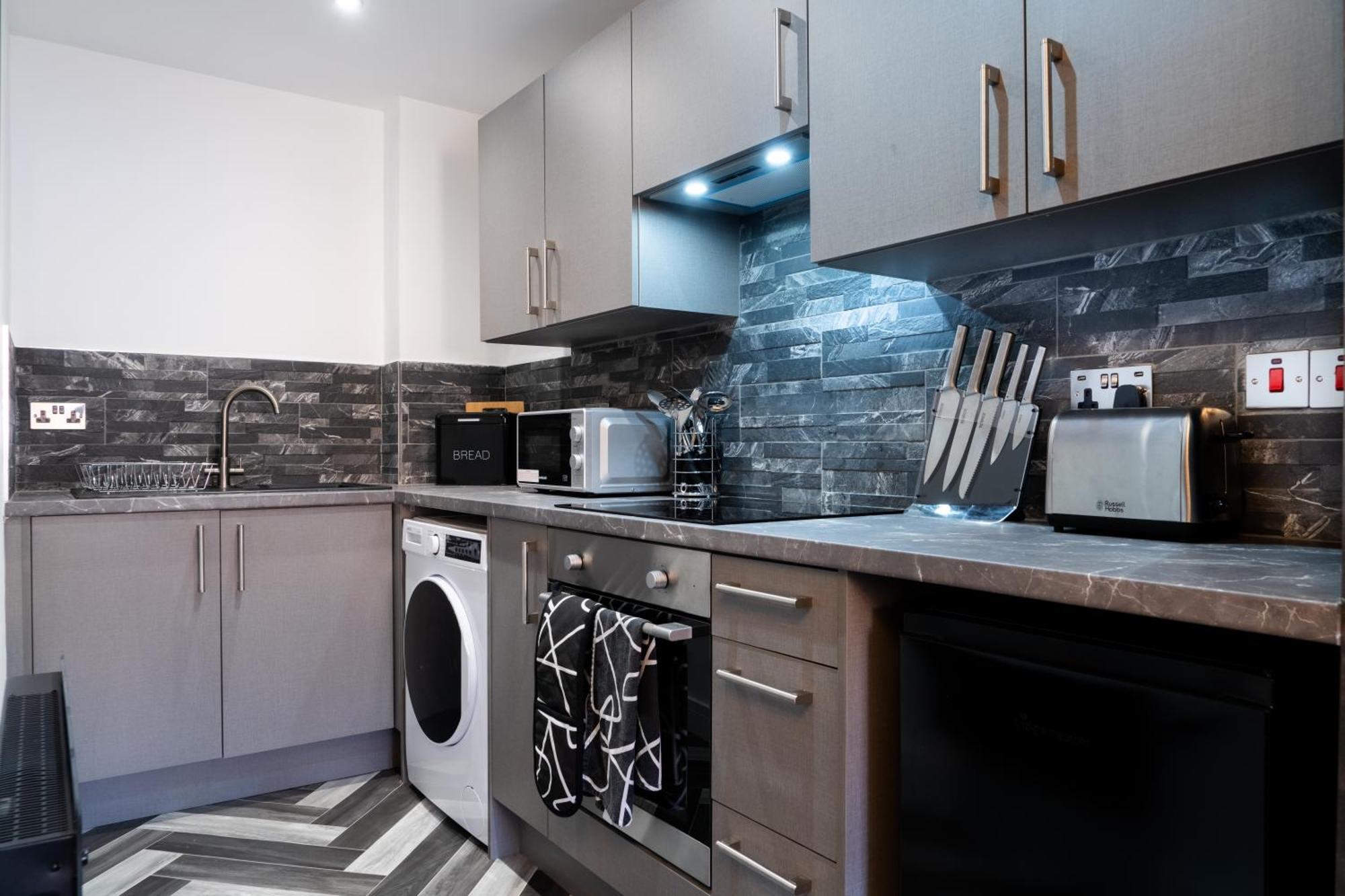 Studio & 1 Bedroom Apartments - Pe1 - Contractor Friendly - Free Parking - Sofa Beds - Sky Tv - Full Kitchen - Washer Dryer - Wifi Aparthotel