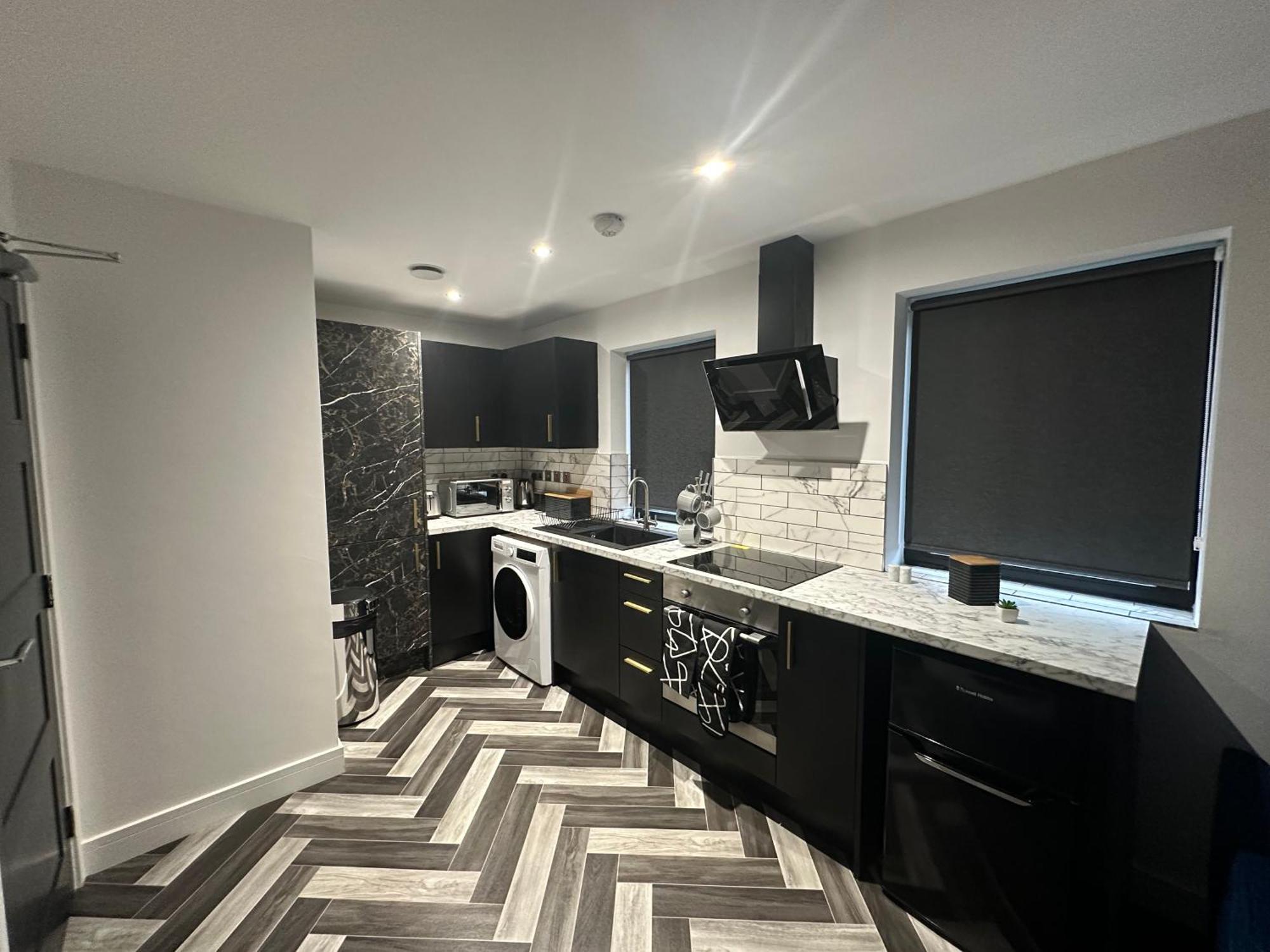 Aparthotel Studio & 1 Bedroom Apartments - Pe1 - Contractor Friendly - Free Parking - Sofa Beds - Sky Tv - Full Kitchen - Washer Dryer - Wifi *
