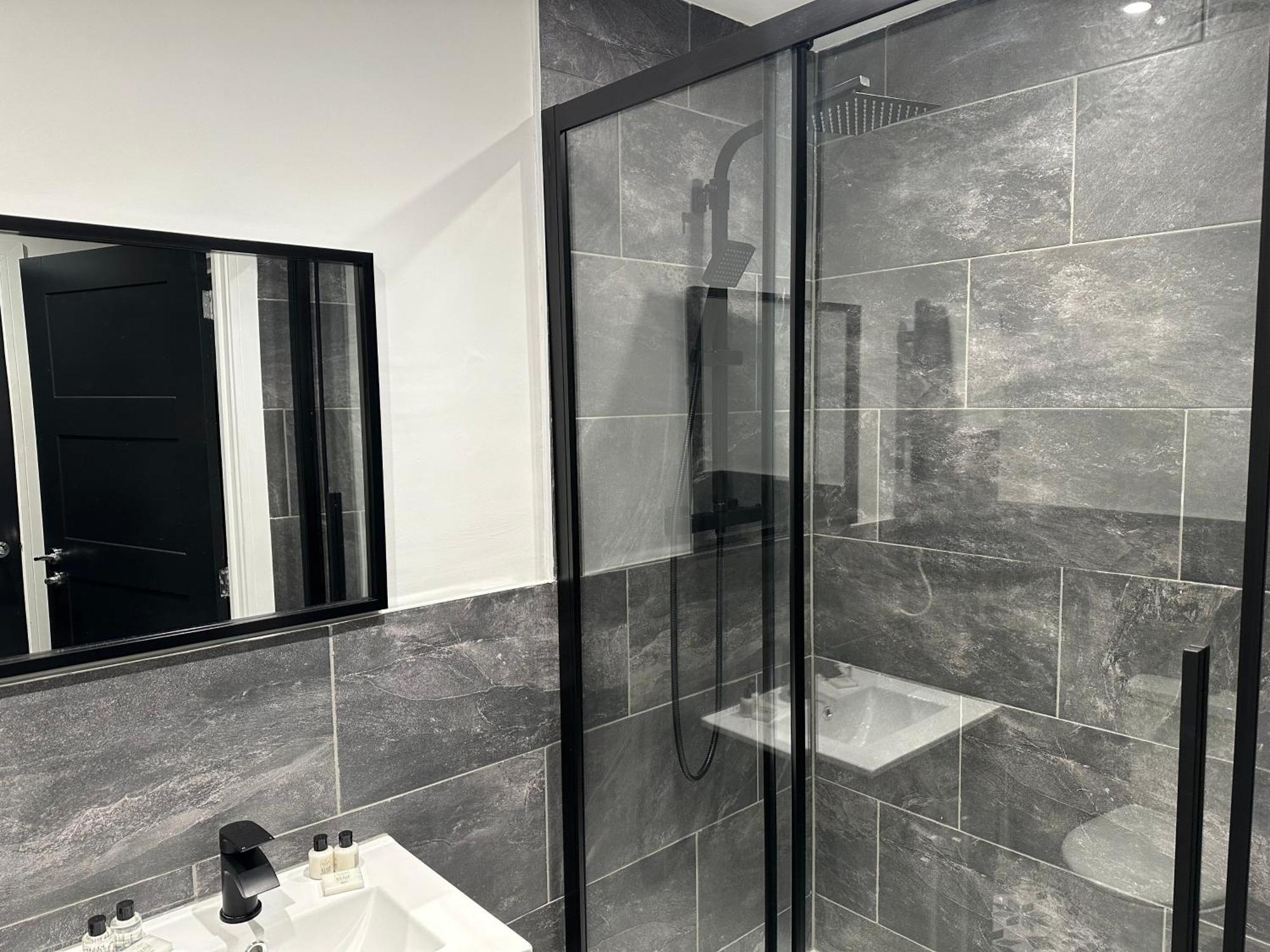 Studio & 1 Bedroom Apartments - Pe1 - Contractor Friendly - Free Parking - Sofa Beds - Sky Tv - Full Kitchen - Washer Dryer - Wifi Aparthotel Peterborough