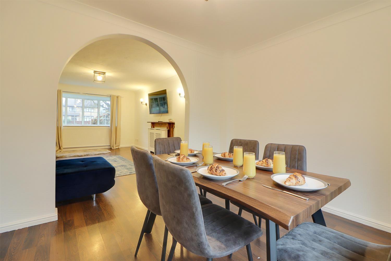 Spacious 5-bedroom Home, Sleeps 9, Near Hospital With Driveway Parking Peterborough