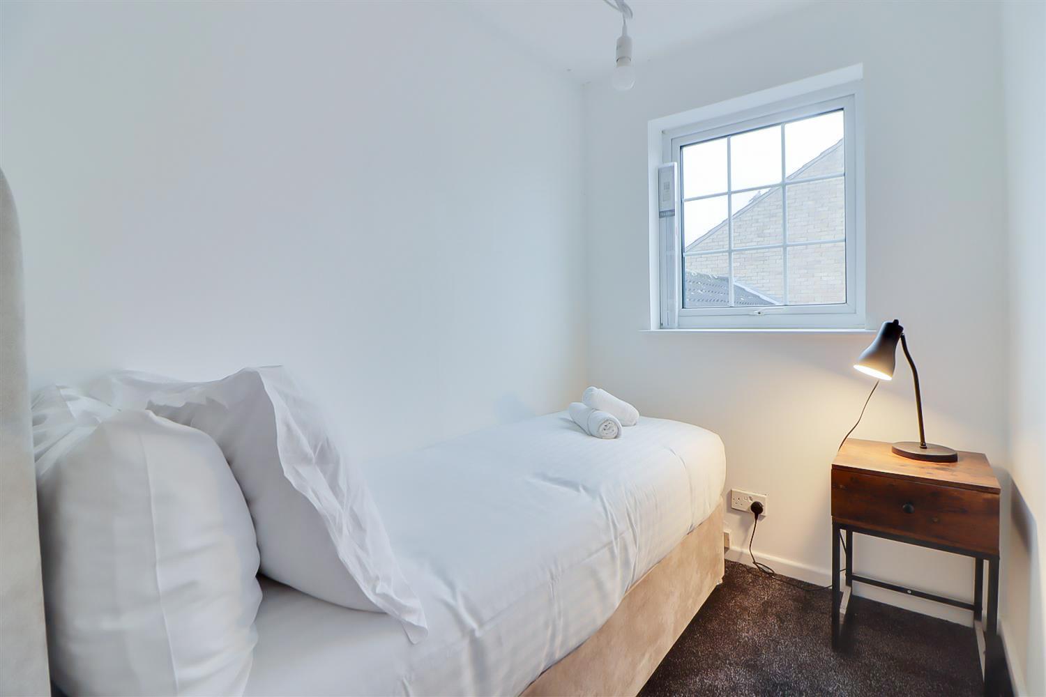Spacious 5-bedroom Home, Sleeps 9, Near Hospital With Driveway Parking *