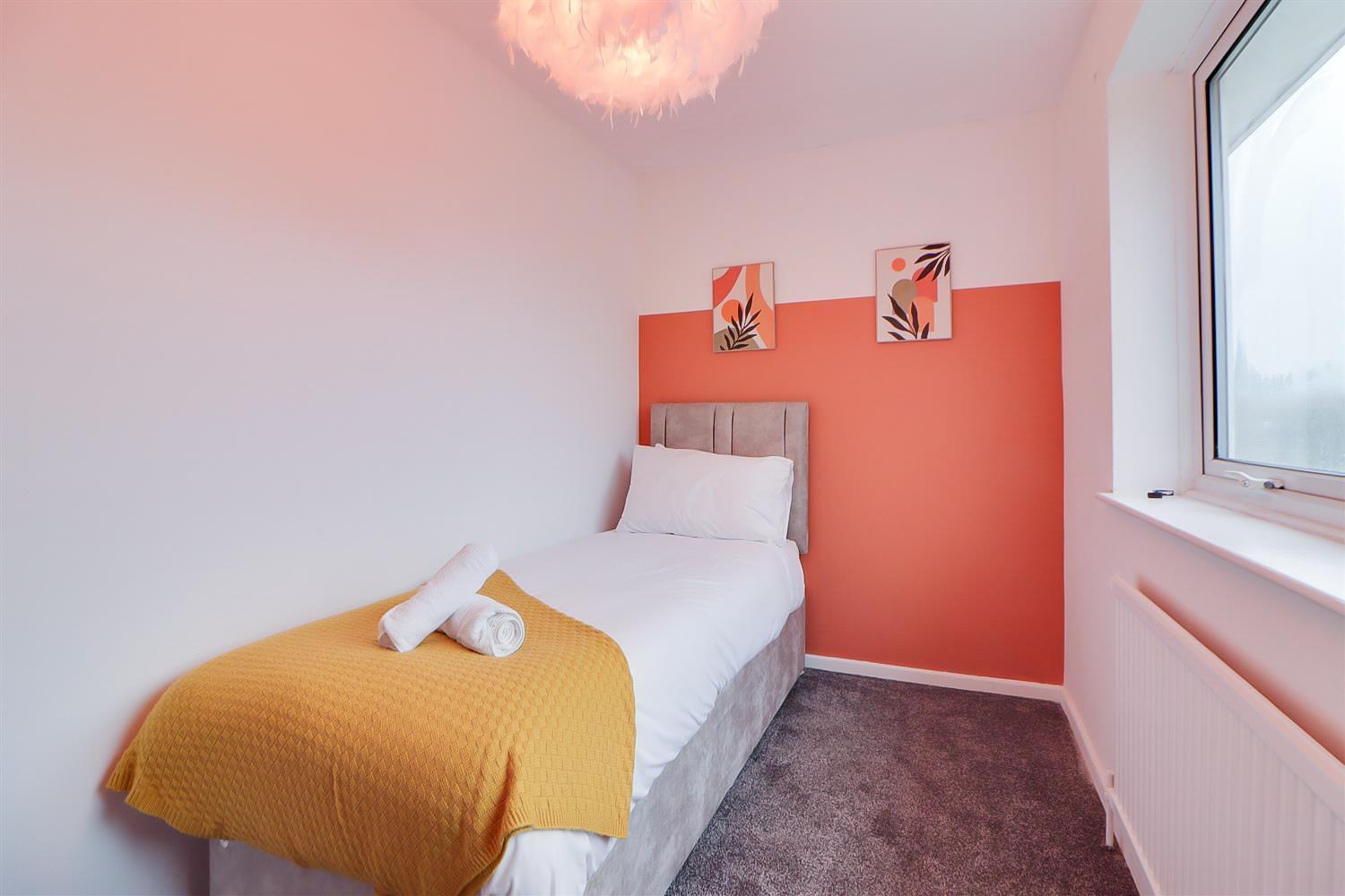Holiday home Spacious 5-bedroom Home, Sleeps 9, Near Hospital With Driveway Parking