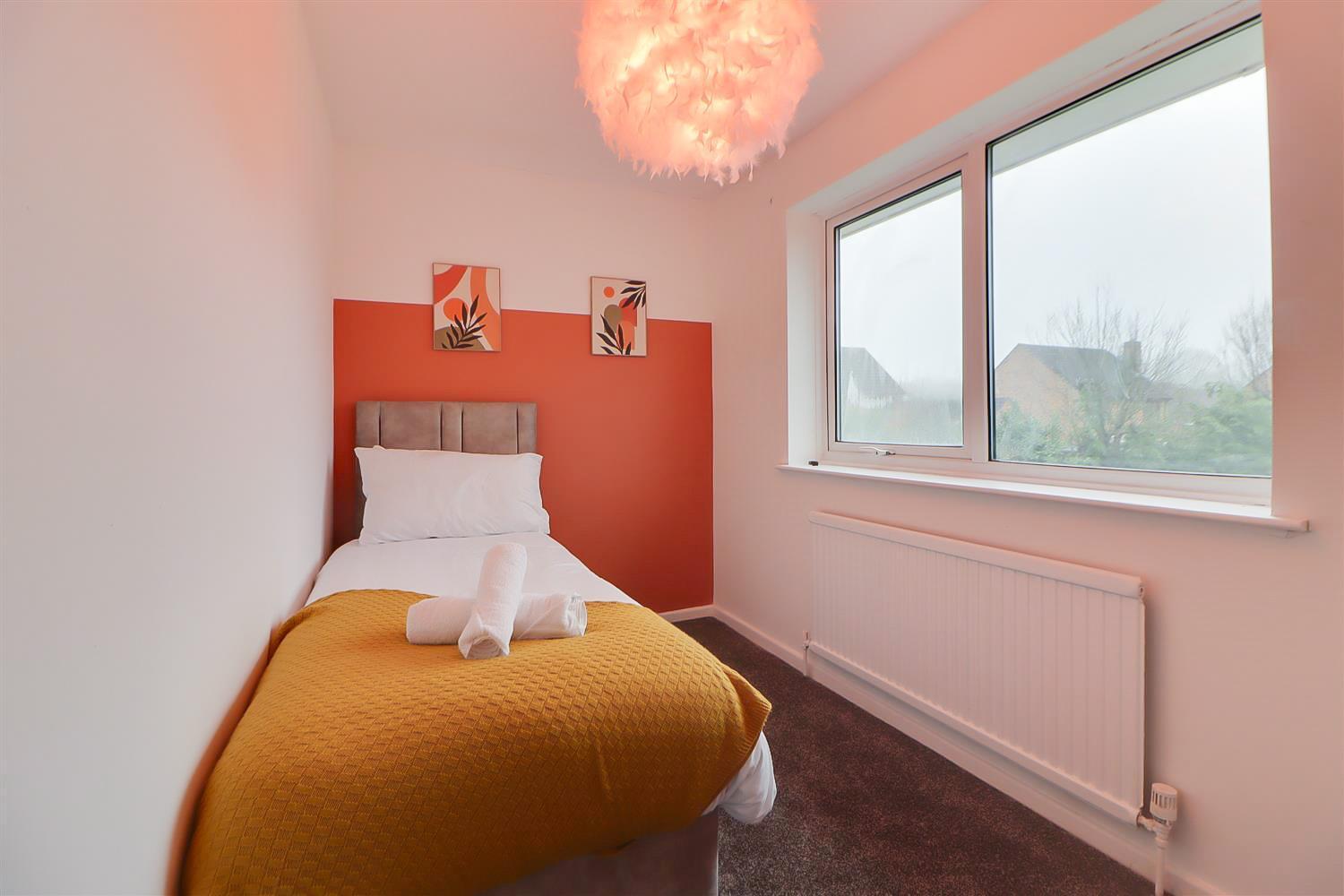 Spacious 5-bedroom Home, Sleeps 9, Near Hospital With Driveway Parking Holiday home Peterborough