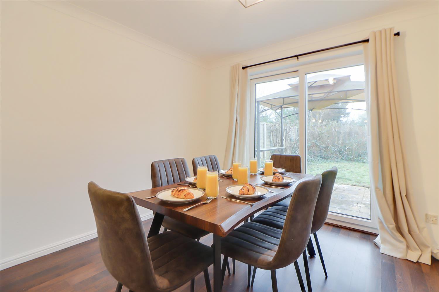 Spacious 5-bedroom Home, Sleeps 9, Near Hospital With Driveway Parking Holiday home
