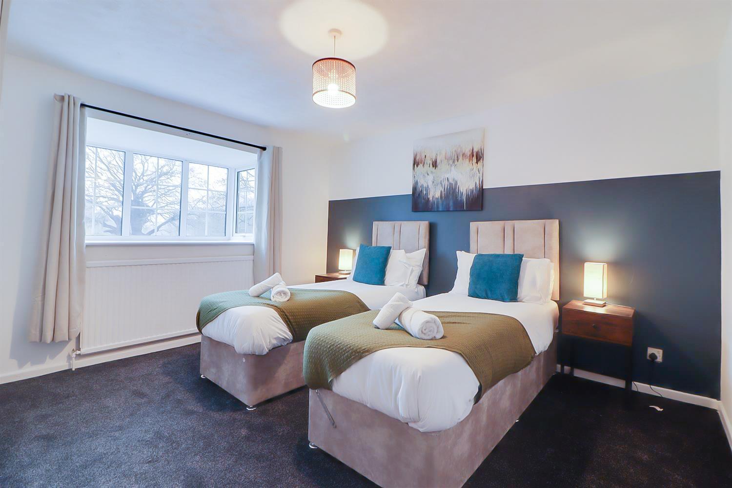 Spacious 5-bedroom Home, Sleeps 9, Near Hospital With Driveway Parking