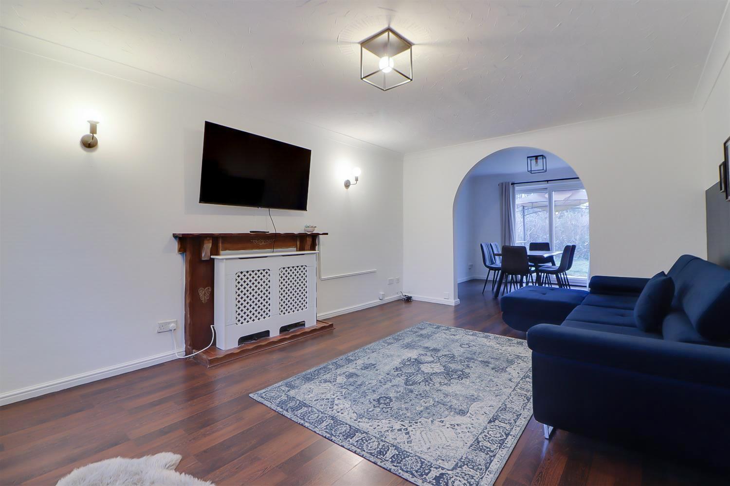 Holiday home Spacious 5-bedroom Home, Sleeps 9, Near Hospital With Driveway Parking