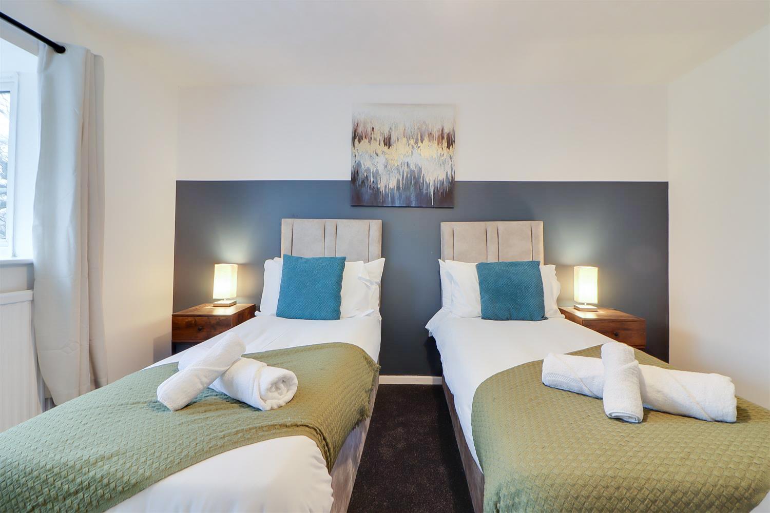 Spacious 5-bedroom Home, Sleeps 9, Near Hospital With Driveway Parking Holiday home *