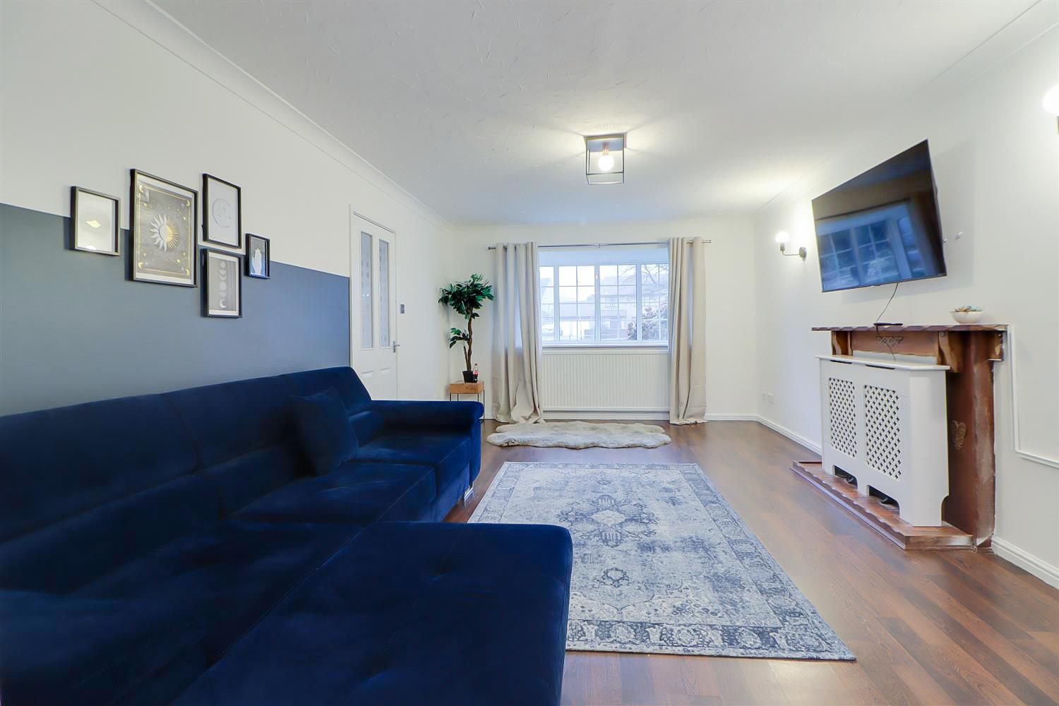 Spacious 5-bedroom Home, Sleeps 9, Near Hospital With Driveway Parking Holiday home Peterborough