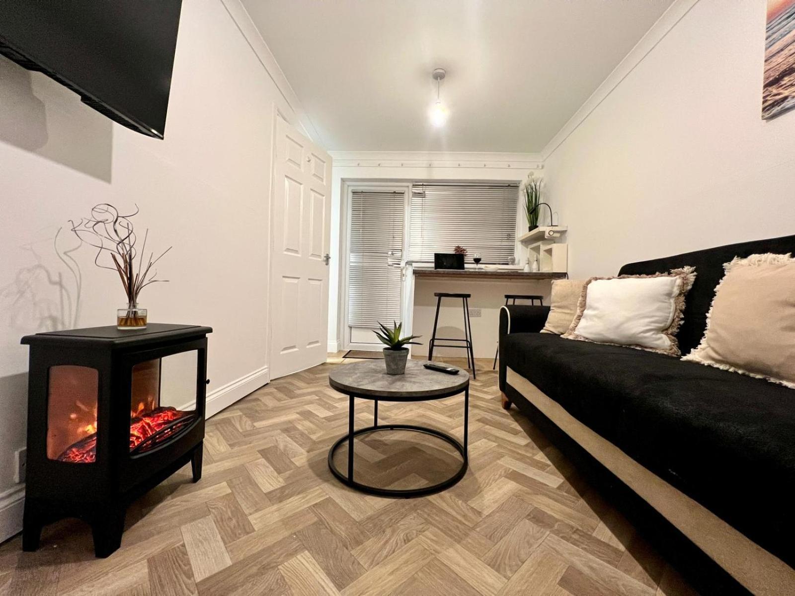Holiday home J&j 5 Bedroom Detached House In With Parking Peterborough