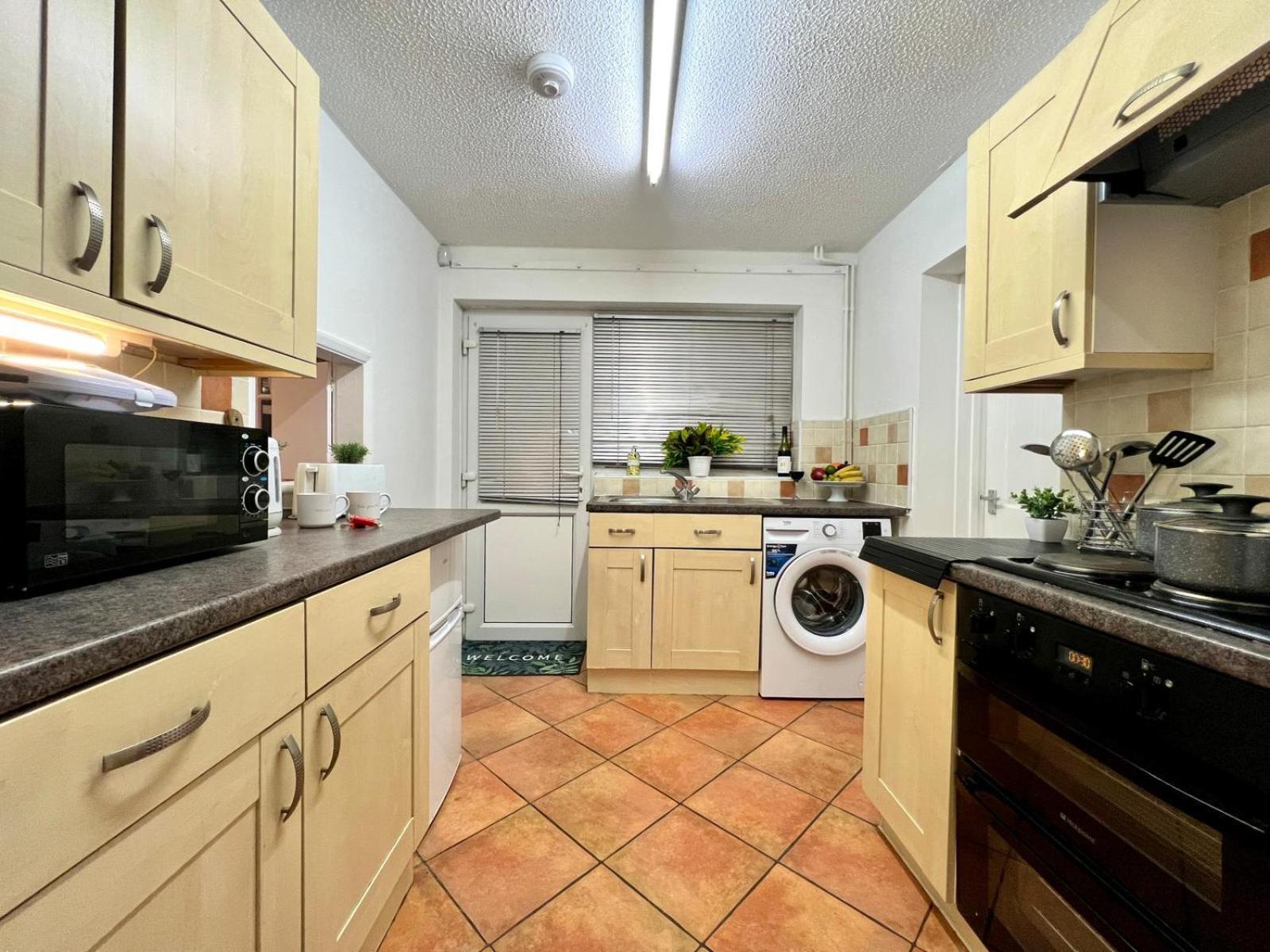 J&j 5 Bedroom Detached House In With Parking Peterborough