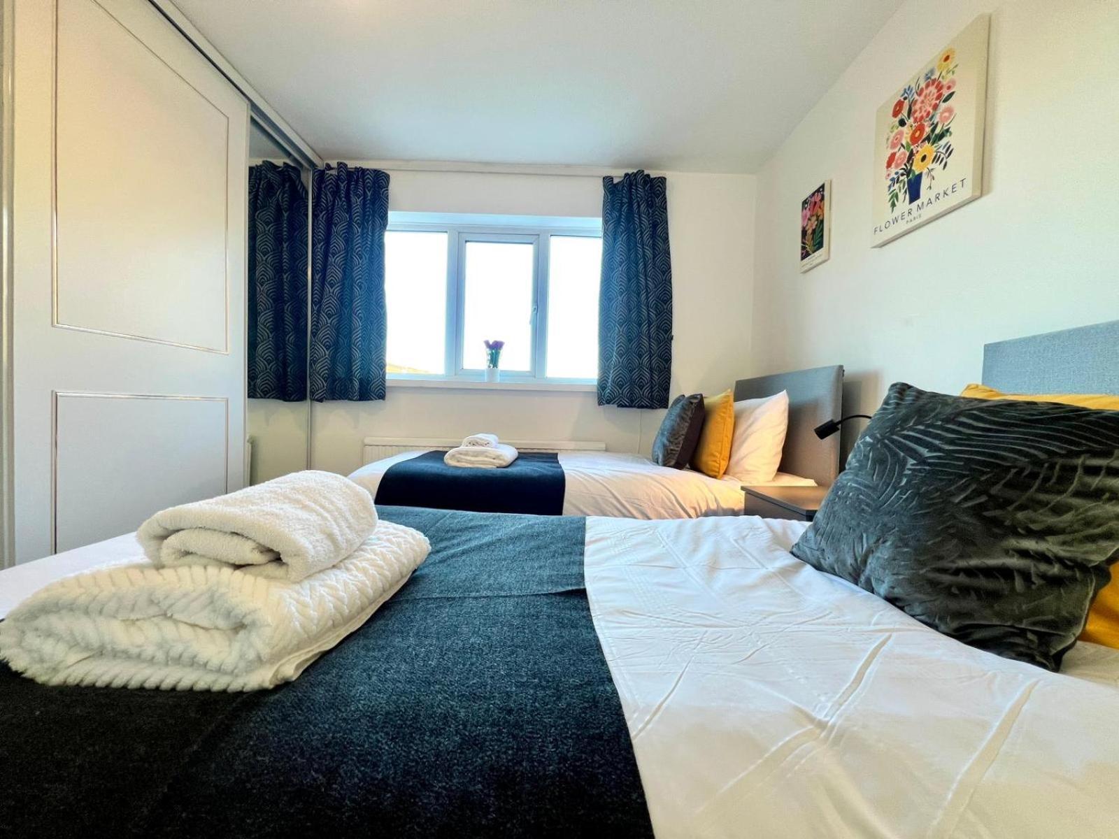J&j 5 Bedroom Detached House In With Parking