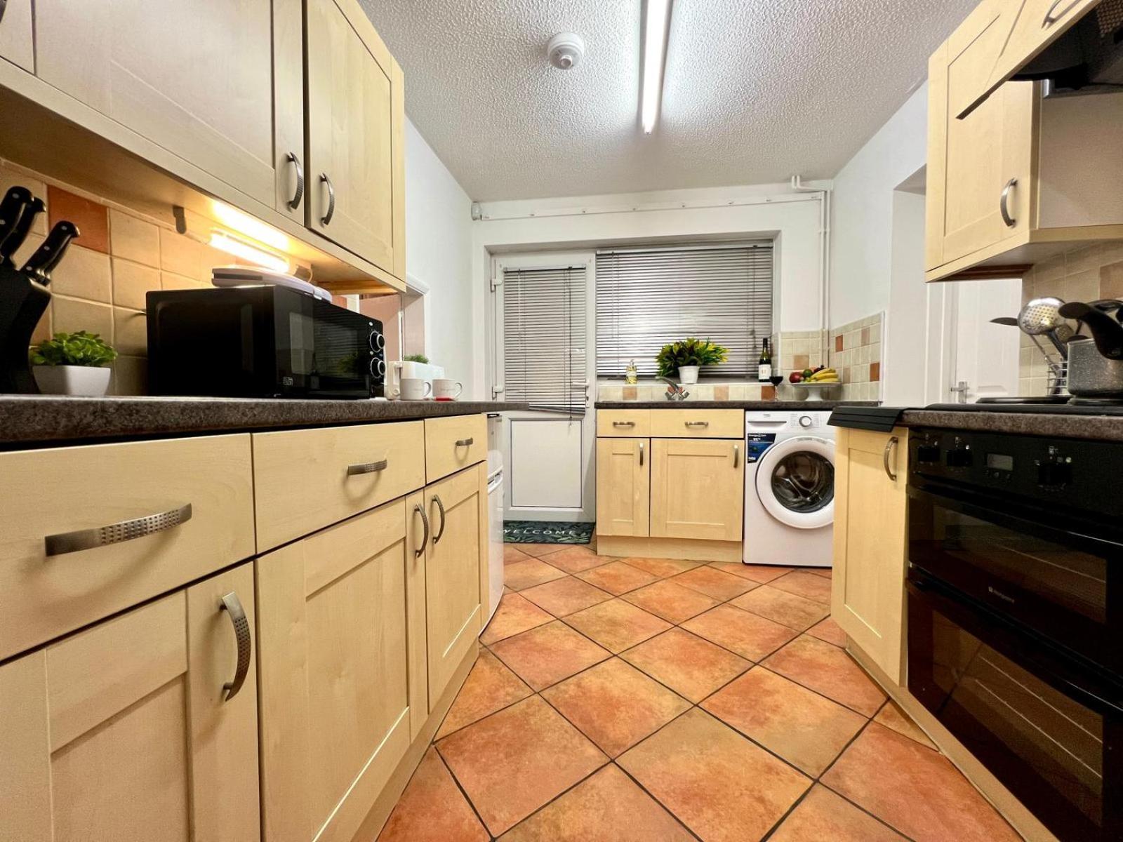 J&j 5 Bedroom Detached House In With Parking Holiday home *