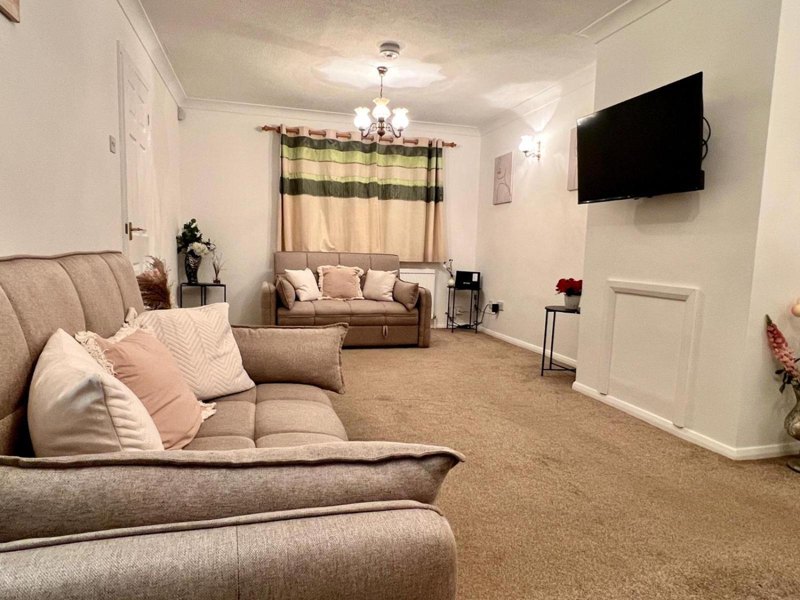 J&j 5 Bedroom Detached House In With Parking Holiday home Peterborough
