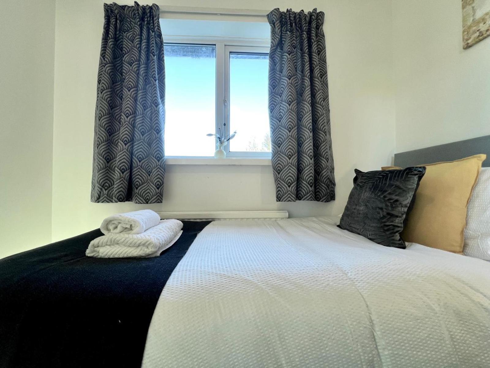 Holiday home J&j 5 Bedroom Detached House In With Parking *