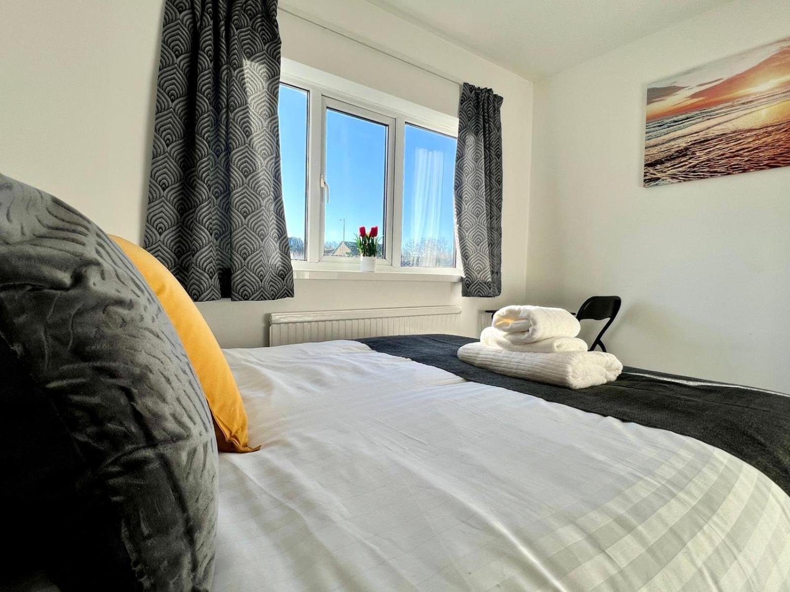 J&j 5 Bedroom Detached House In With Parking