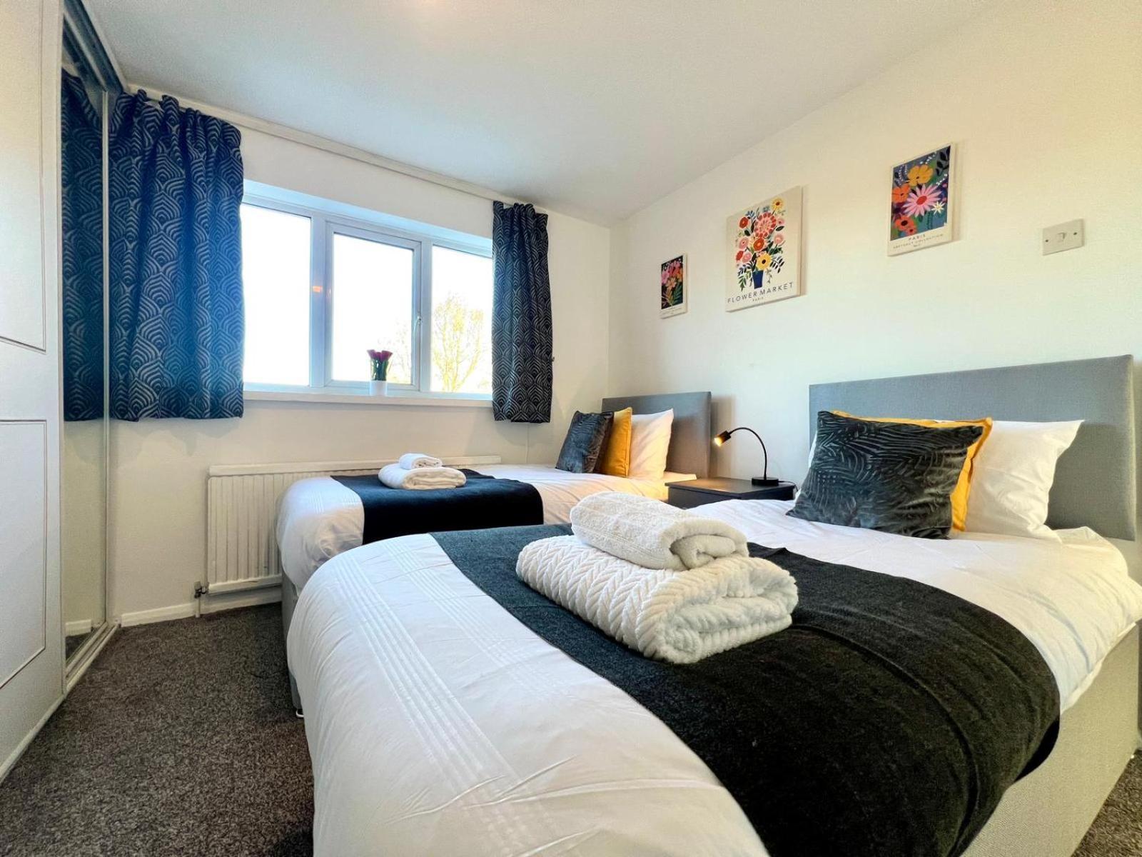 J&j 5 Bedroom Detached House In With Parking Holiday home