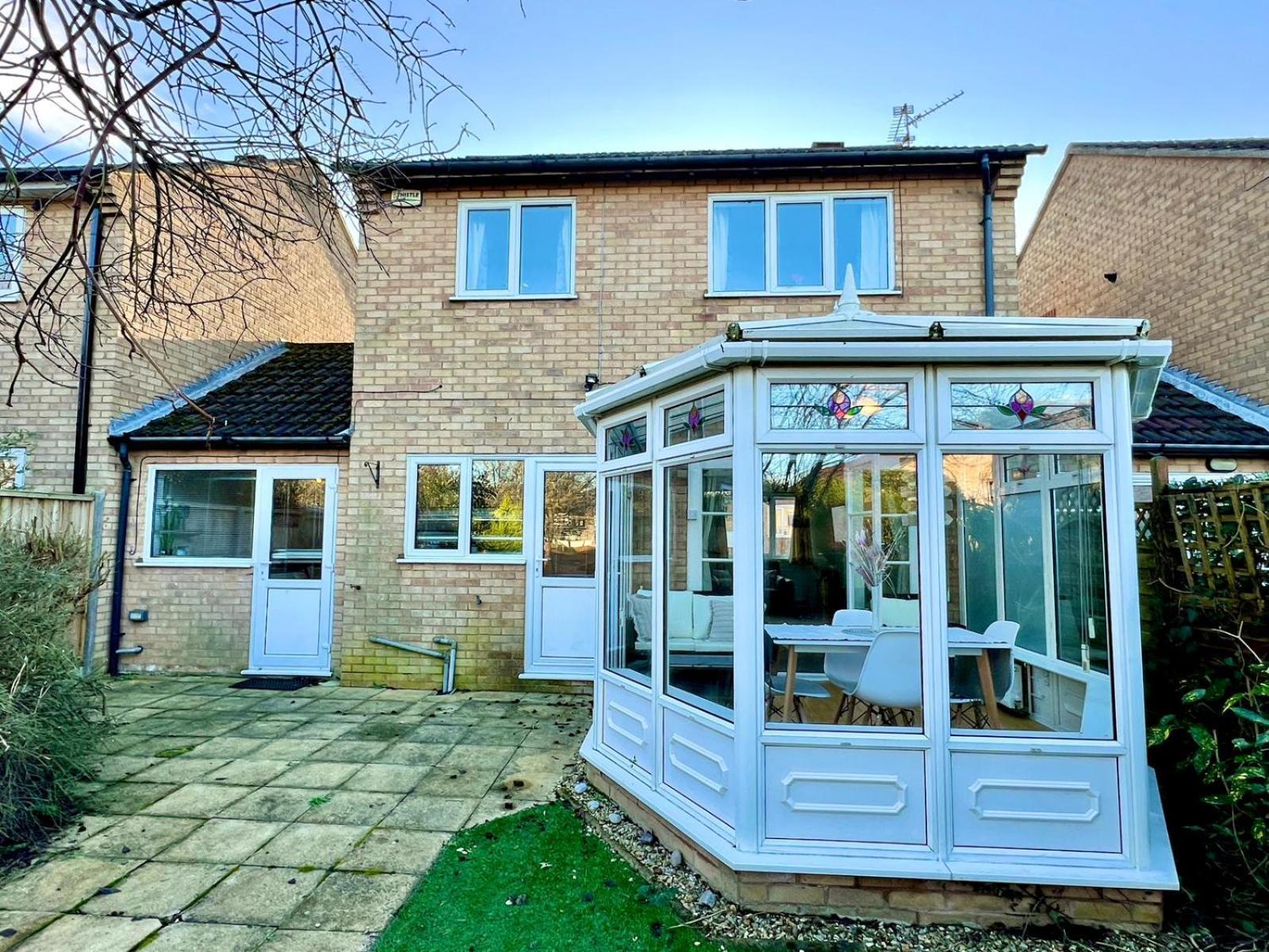 J&j 5 Bedroom Detached House In With Parking *
