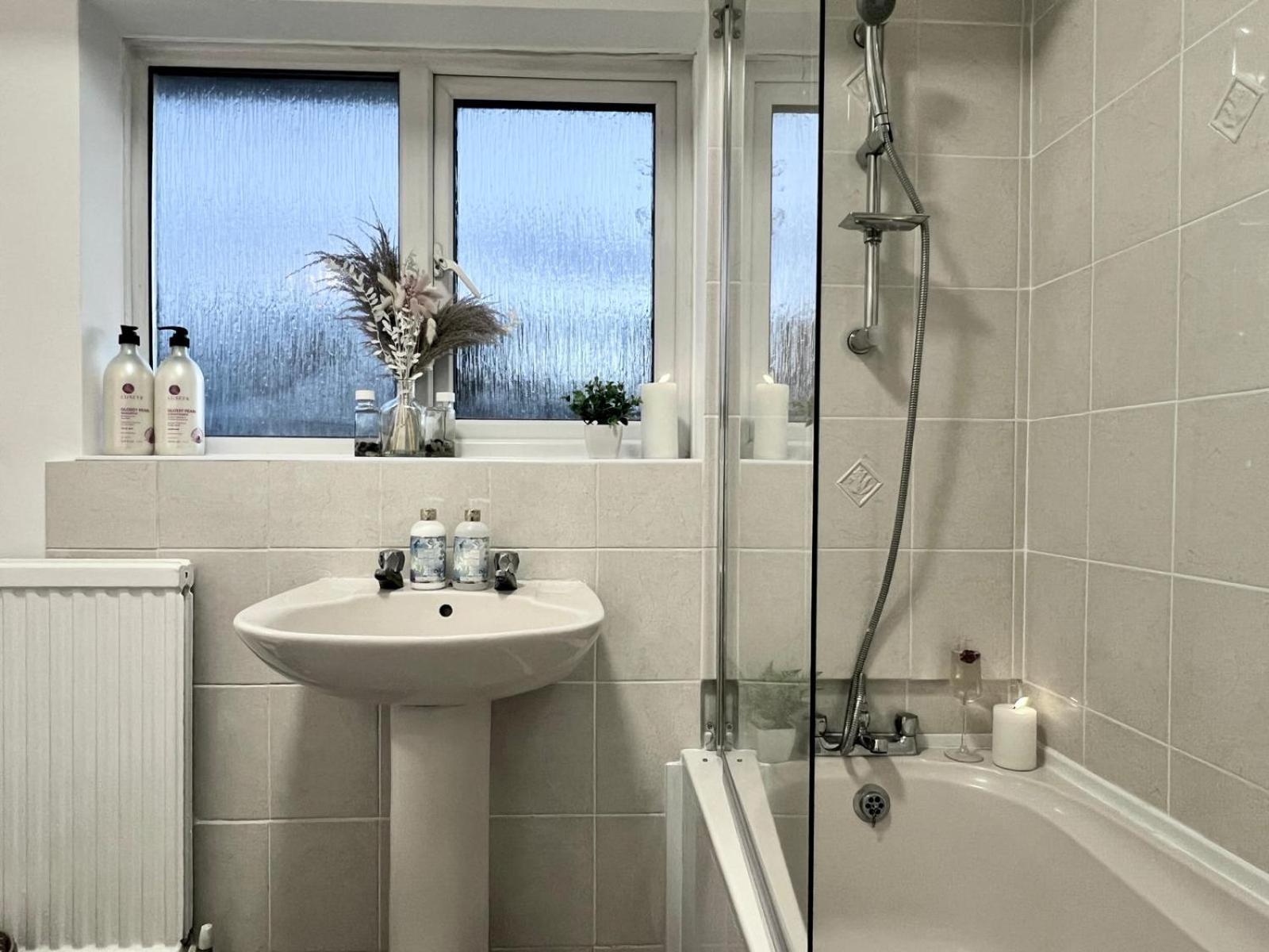 J&j 5 Bedroom Detached House In With Parking