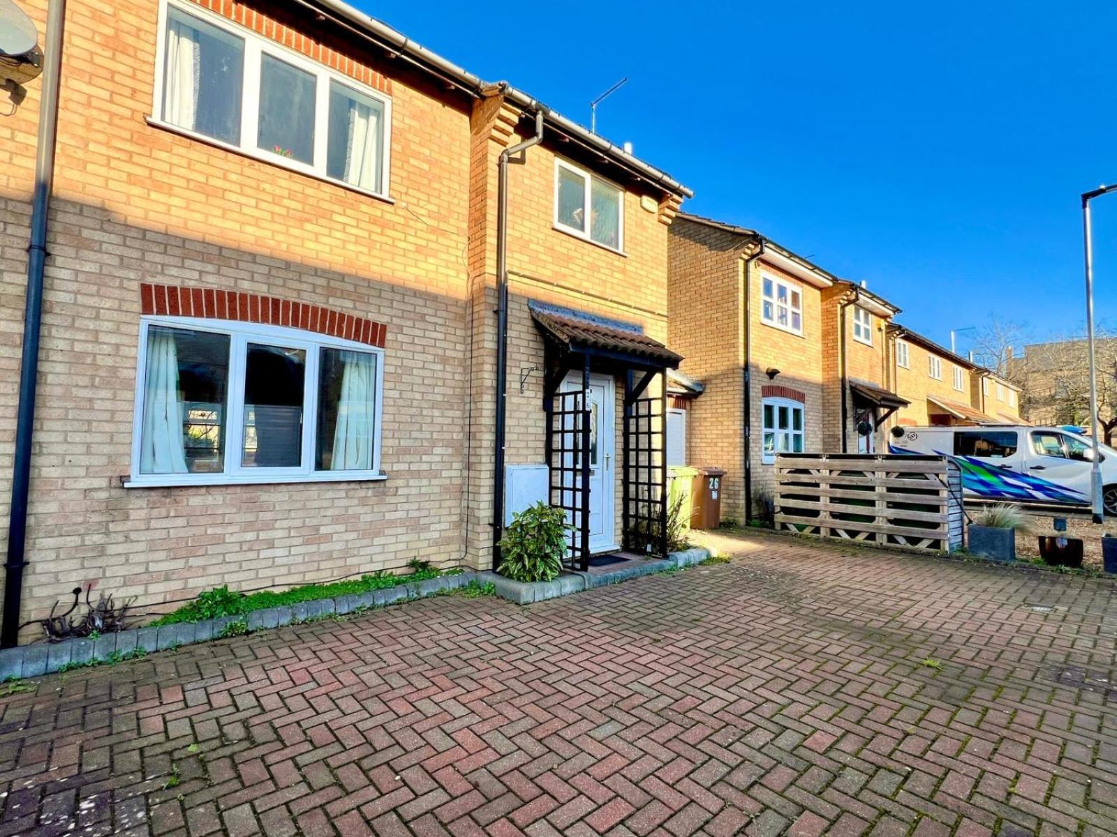 J&j 5 Bedroom Detached House In With Parking Peterborough