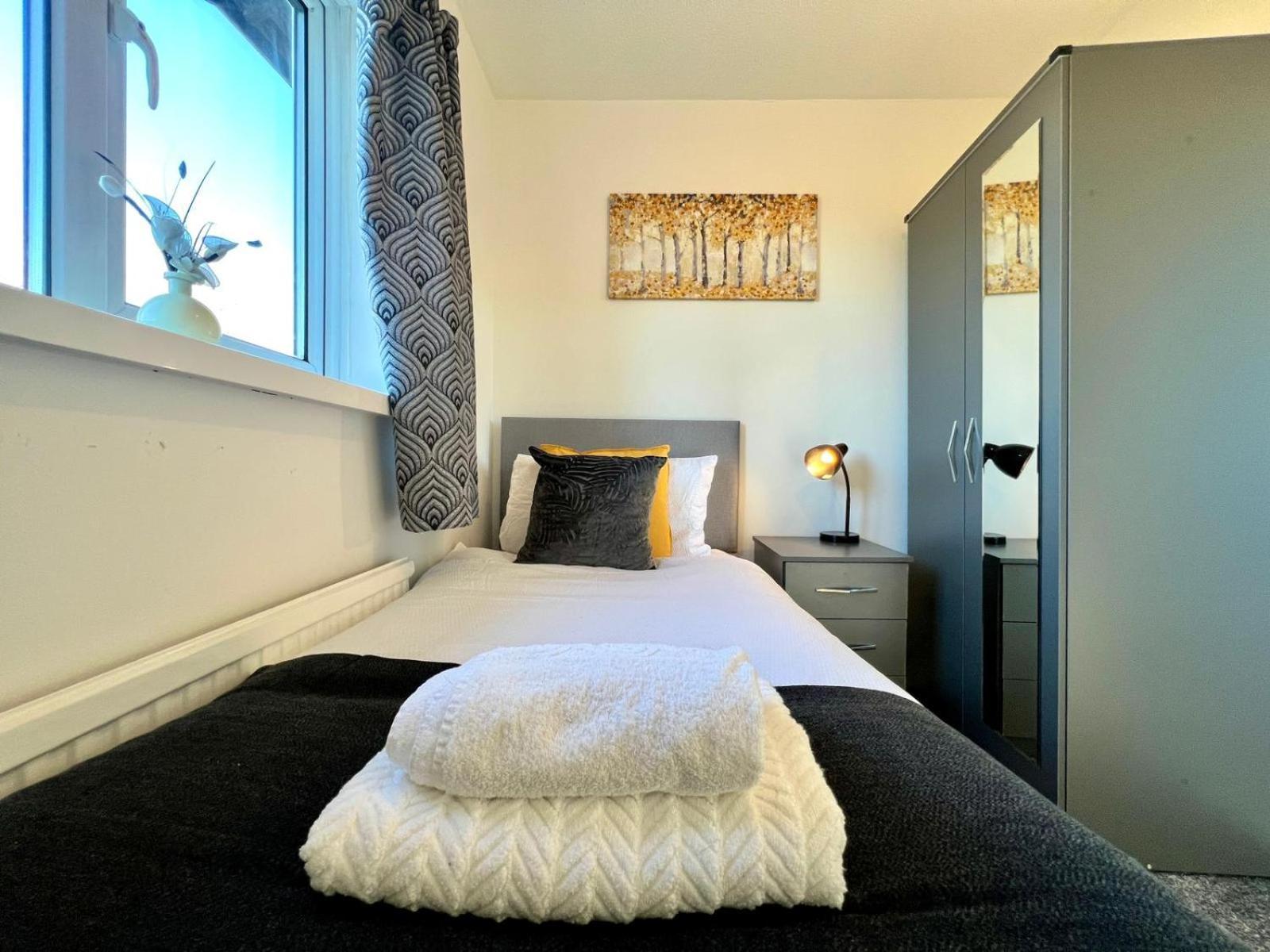 Holiday home J&j 5 Bedroom Detached House In With Parking *