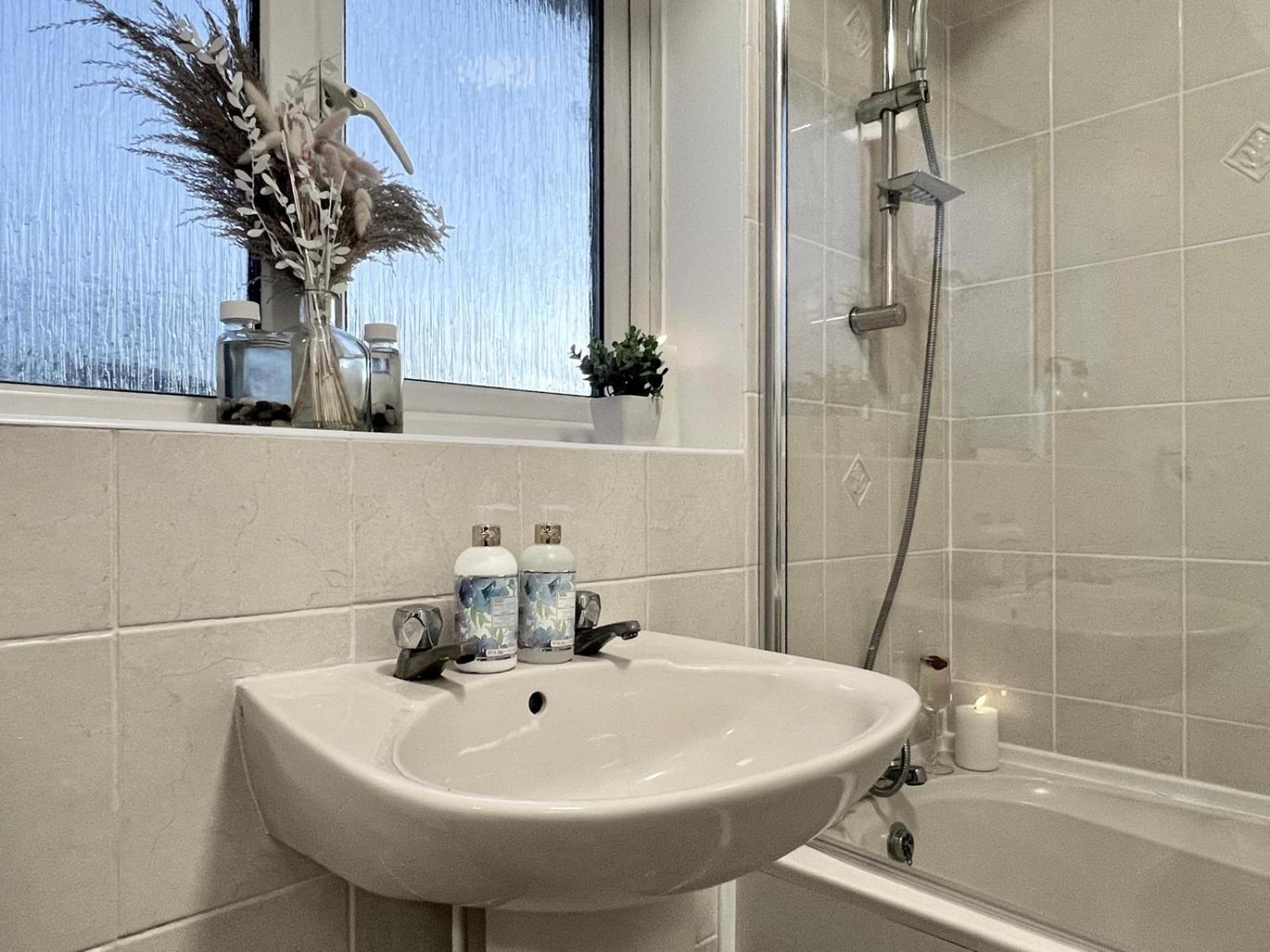 J&j 5 Bedroom Detached House In With Parking Peterborough