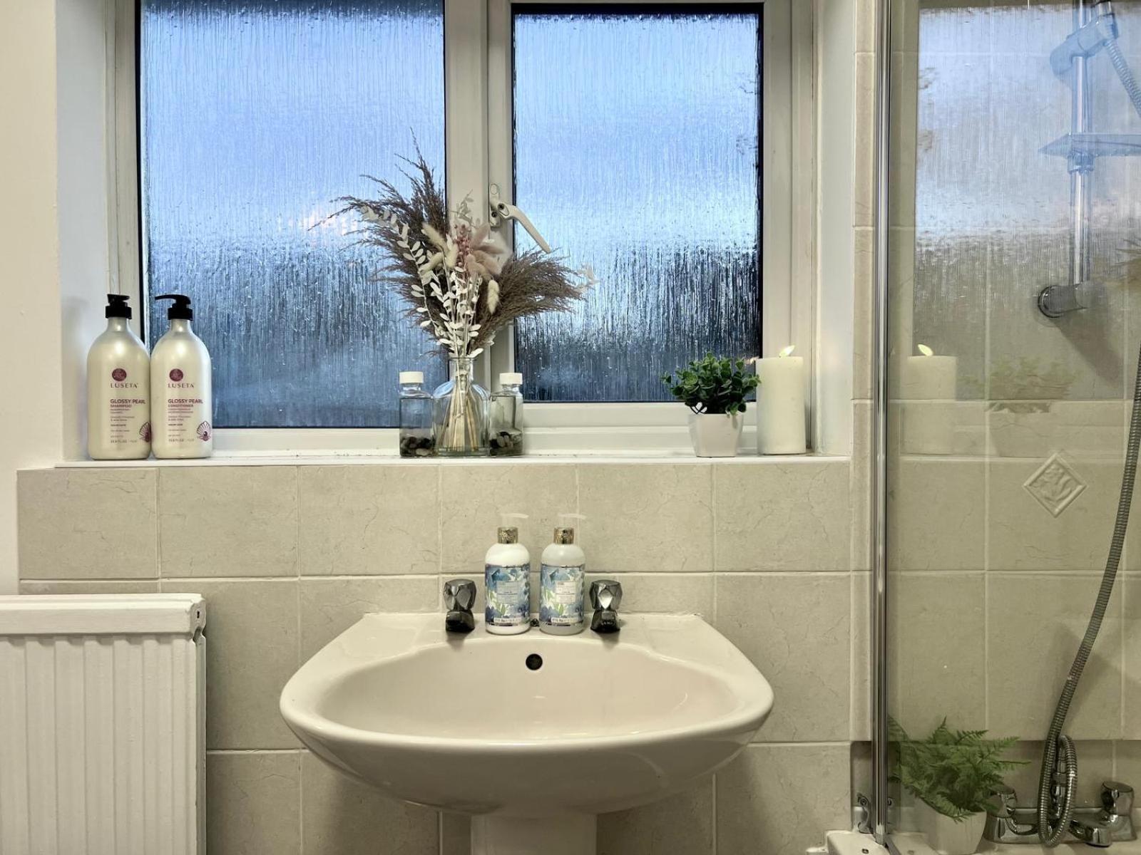 J&j 5 Bedroom Detached House In With Parking Peterborough
