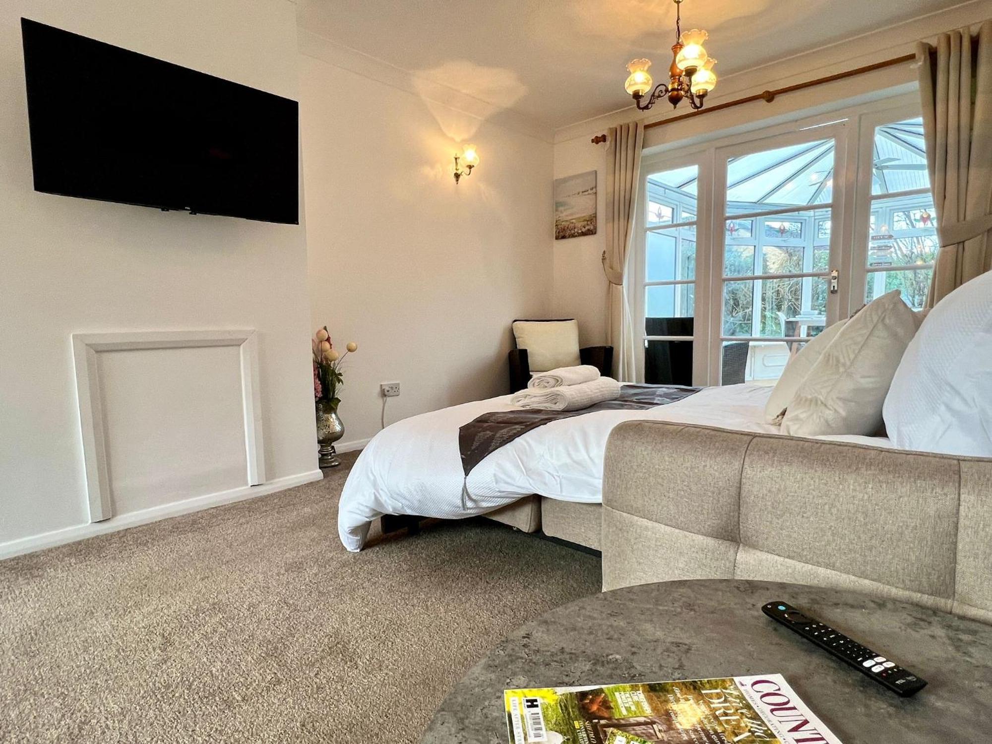 J&j 5 Bedroom Detached House In With Parking Holiday home *