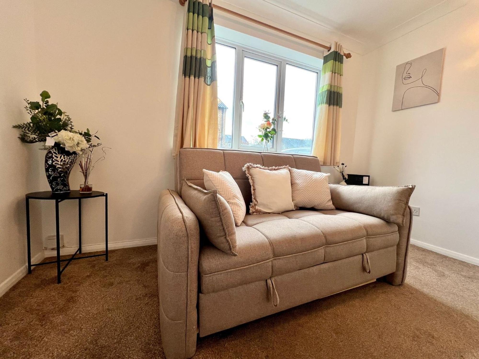 Holiday home J&j 5 Bedroom Detached House In With Parking *