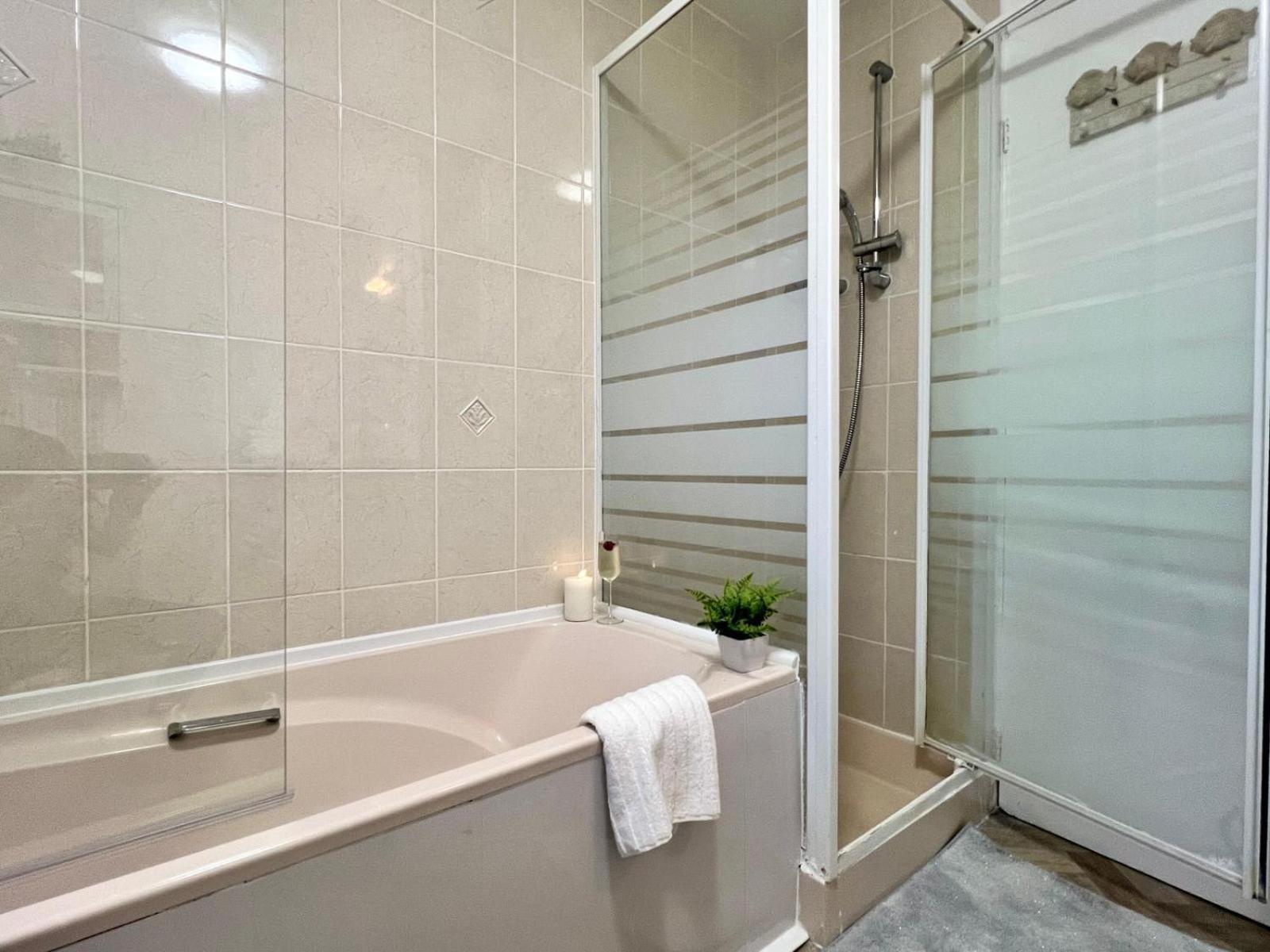 Holiday home J&j 5 Bedroom Detached House In With Parking Peterborough