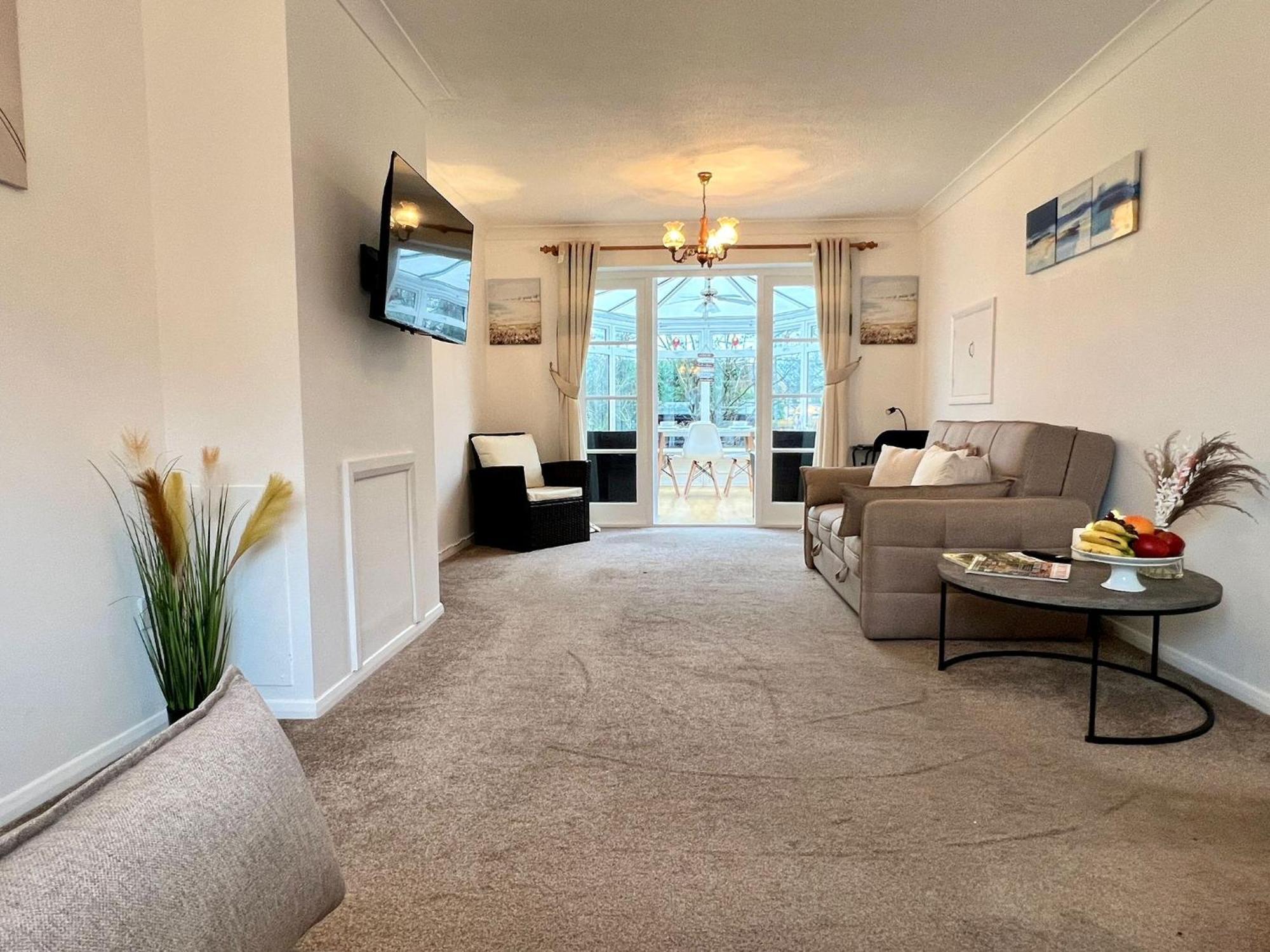 J&j 5 Bedroom Detached House In With Parking * Peterborough