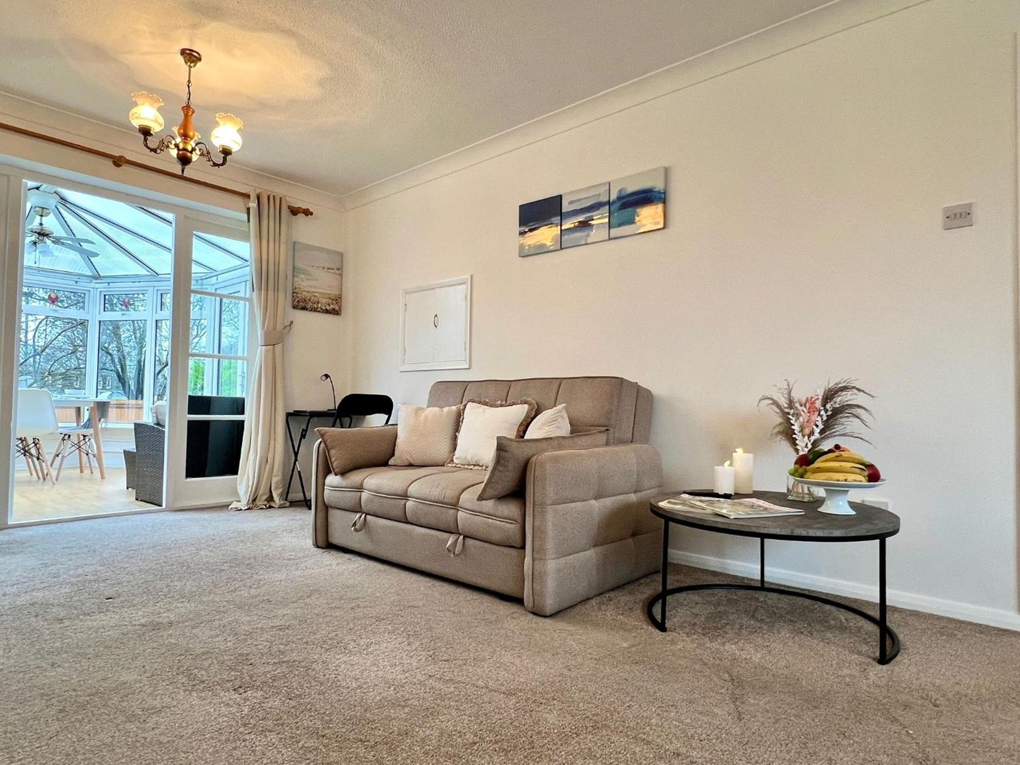 J&j 5 Bedroom Detached House In With Parking Holiday home *