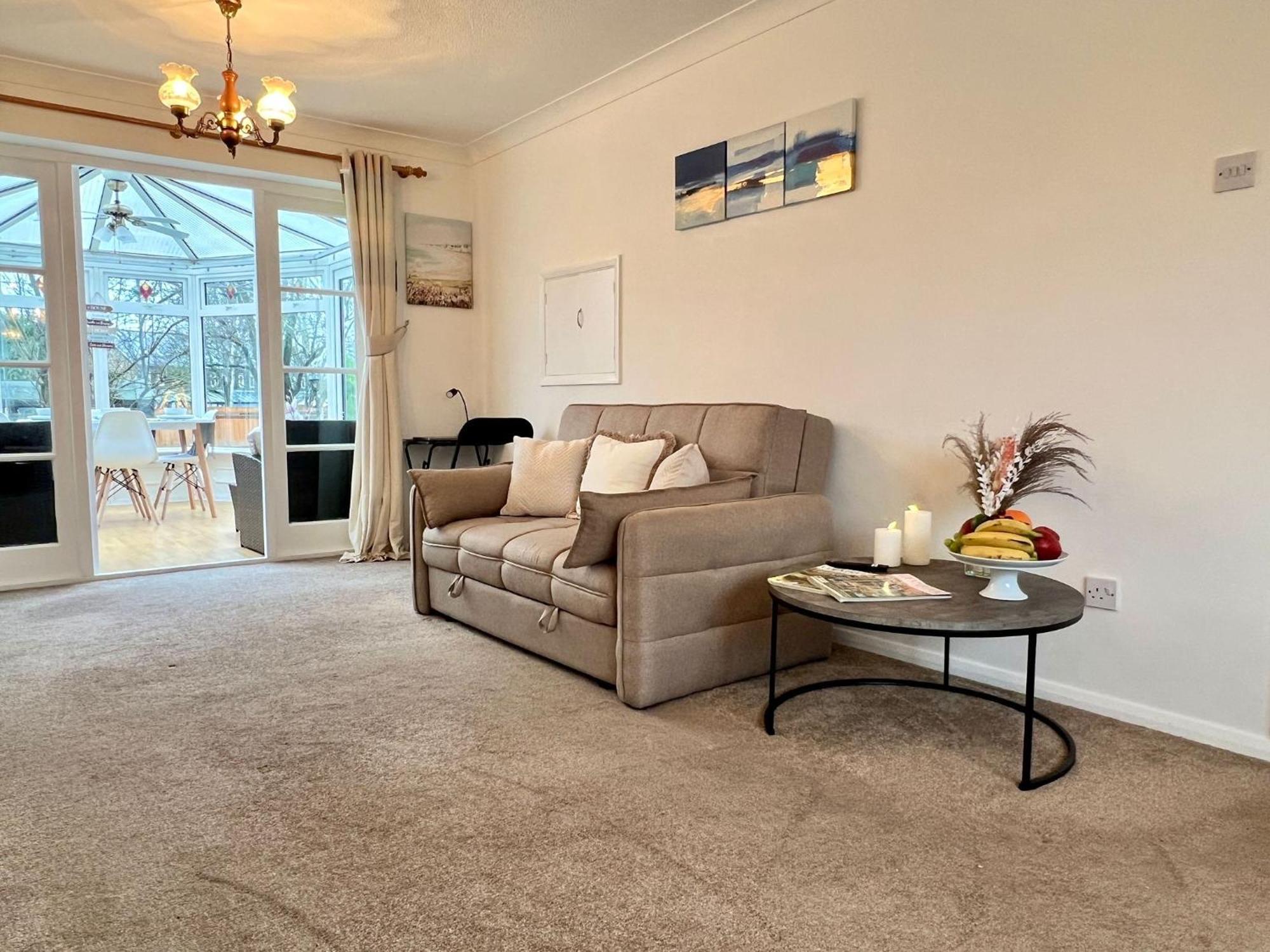 Holiday home J&j 5 Bedroom Detached House In With Parking Peterborough